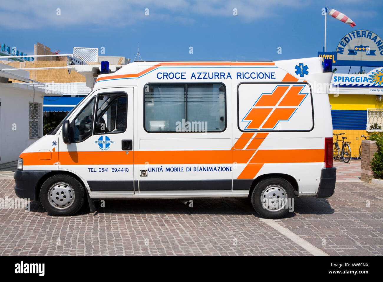 Blue cross ambulance immagini e fotografie stock ad alta risoluzione - Alamy
