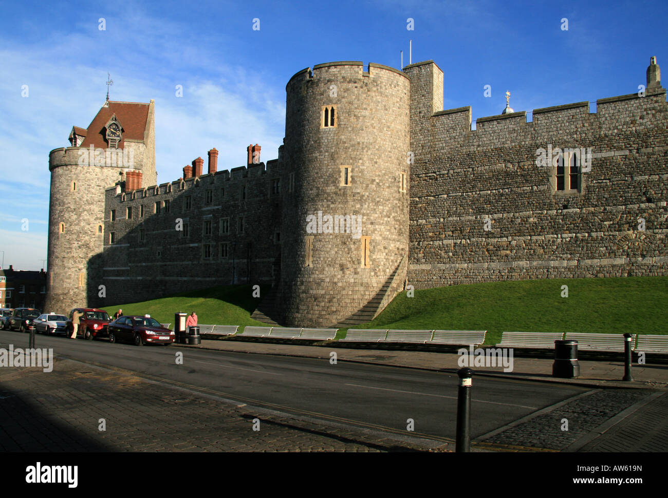 Coprifuoco Tower & Salisbury torre, il Castello di Windsor e visto da Thames Street. Foto Stock