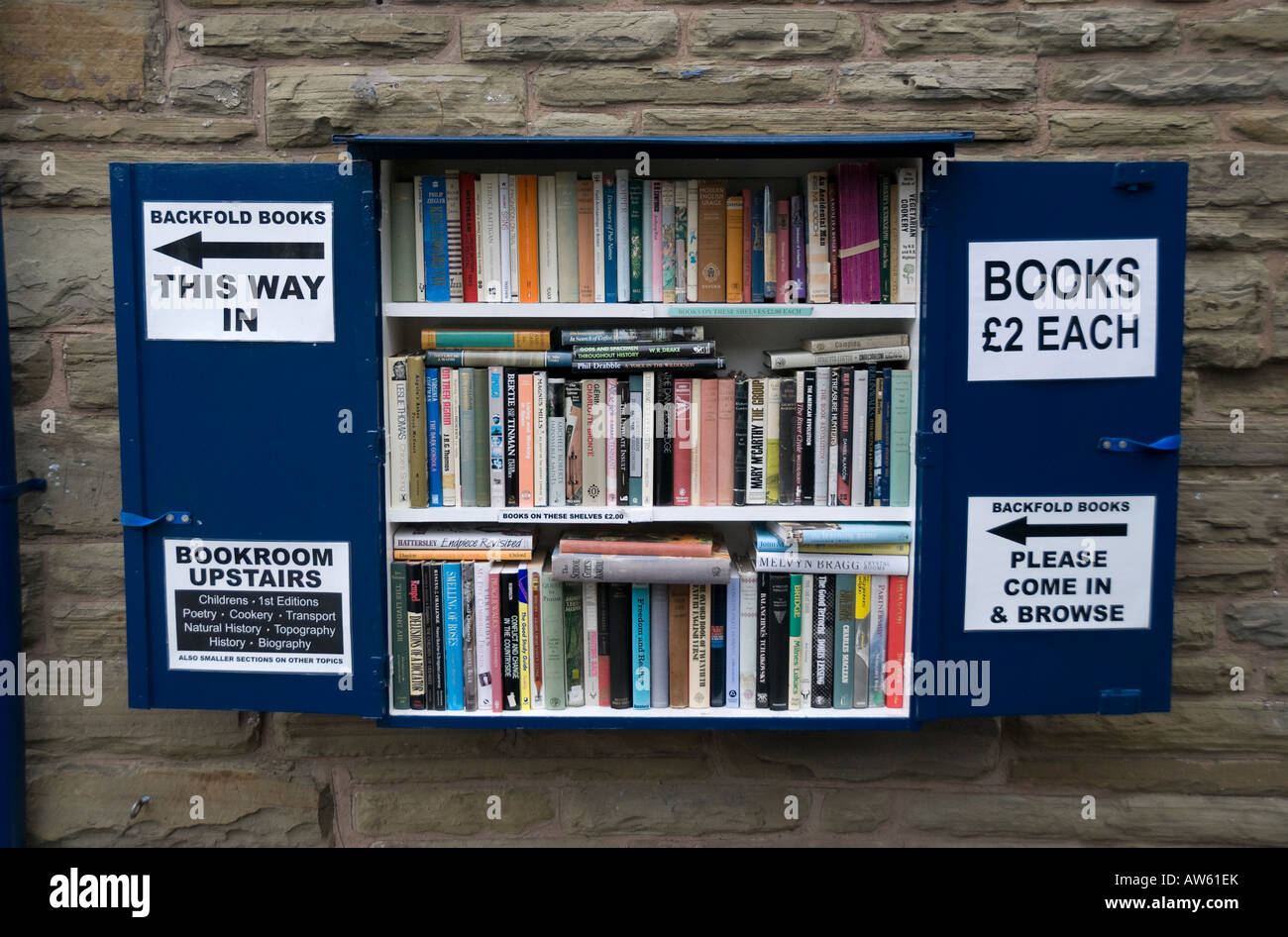 Di seconda mano book shop scatola su un muro nel fieno uno wye noto per la sua seconda mano negozi di libri Foto Stock