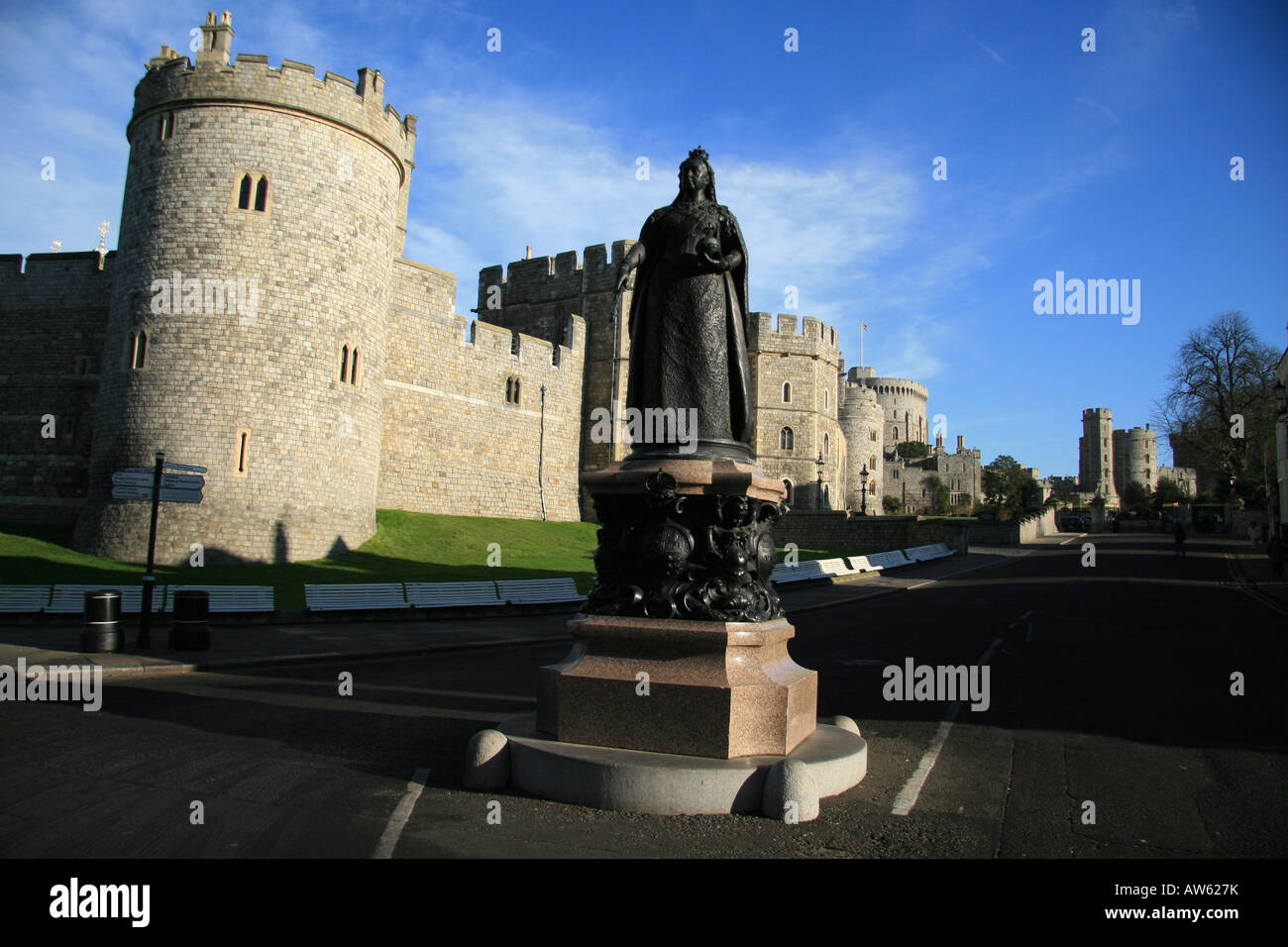 Coprifuoco torre, il Castello di Windsor e Queen Victoria statua visto da Thames Street. Foto Stock