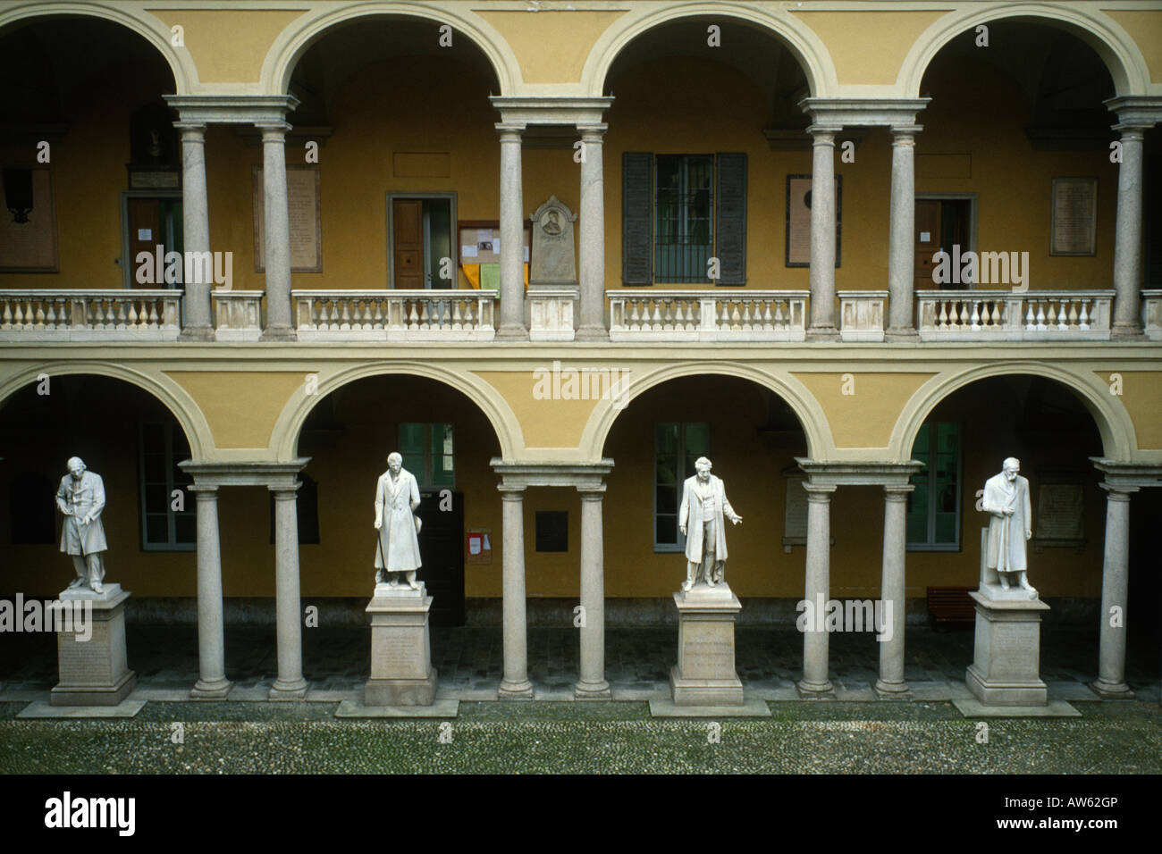 Pavia Italia statue del passato alumni nel cortile dell'Università di Pavia Foto Stock