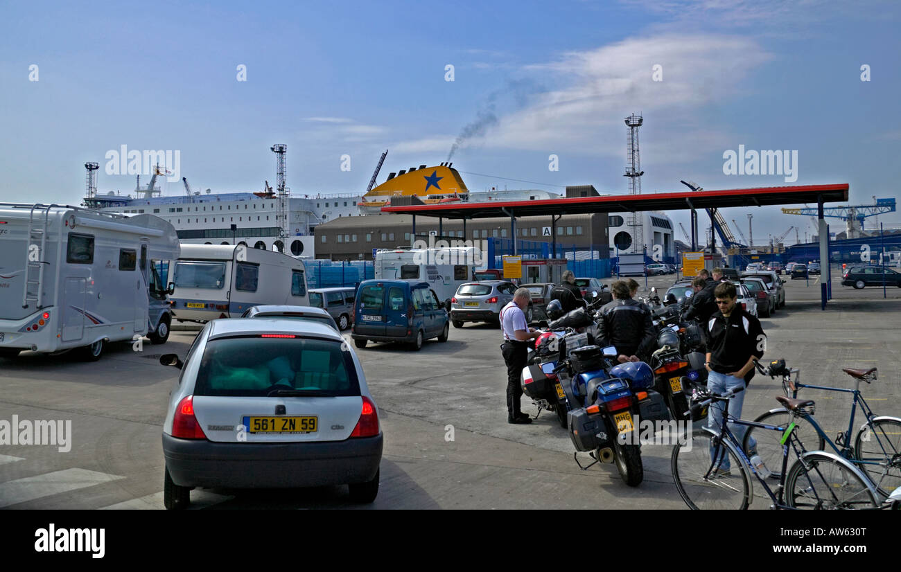 Passeggeri e Veicoli in attesa di embarque sul traghetto Rosyth, Scotland, Regno Unito, Europa Foto Stock