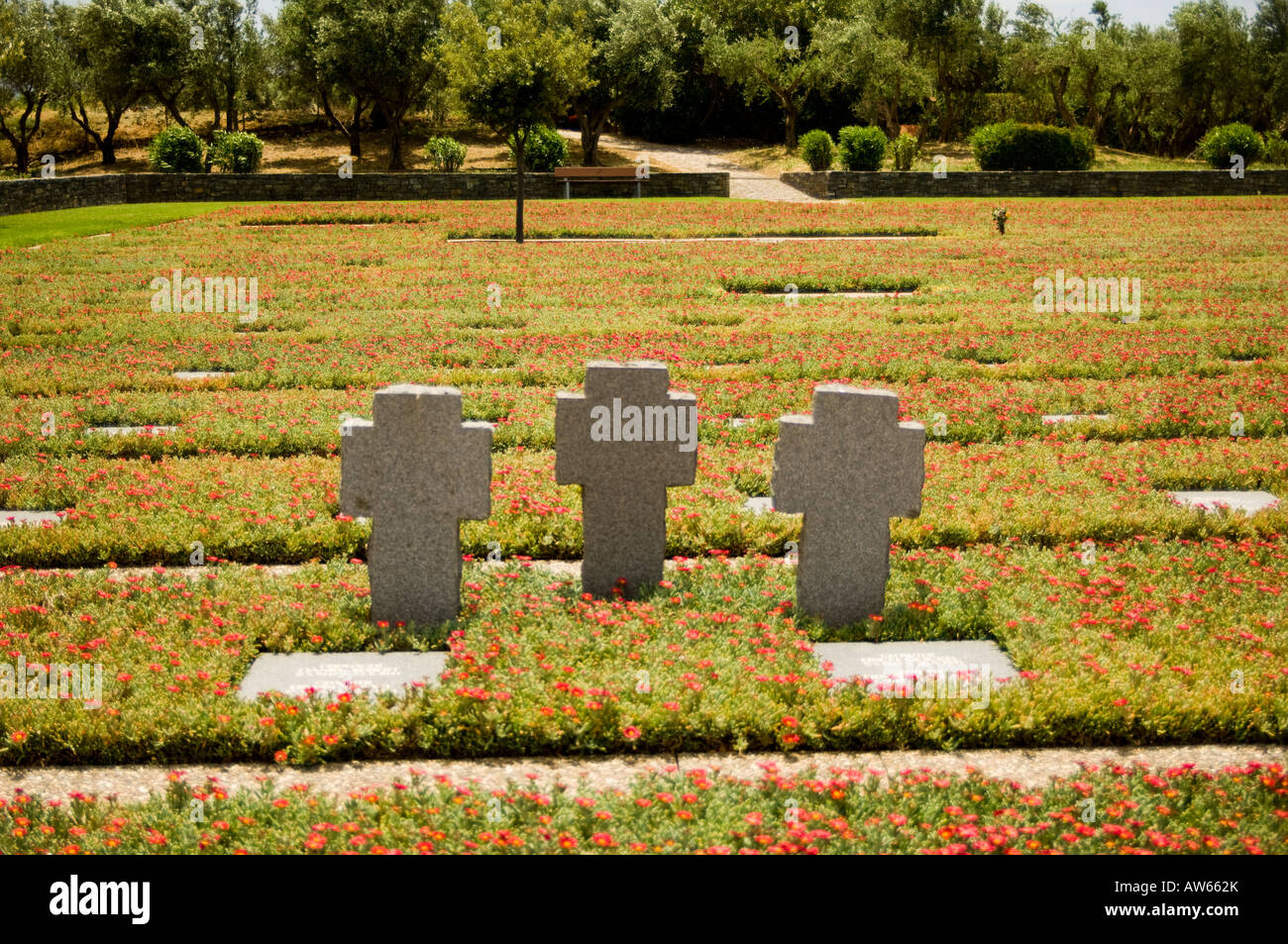 Tre lapidi presso il Cimitero di Guerra Tedesco si trova a Maleme, Creta, Grecia. Foto Stock