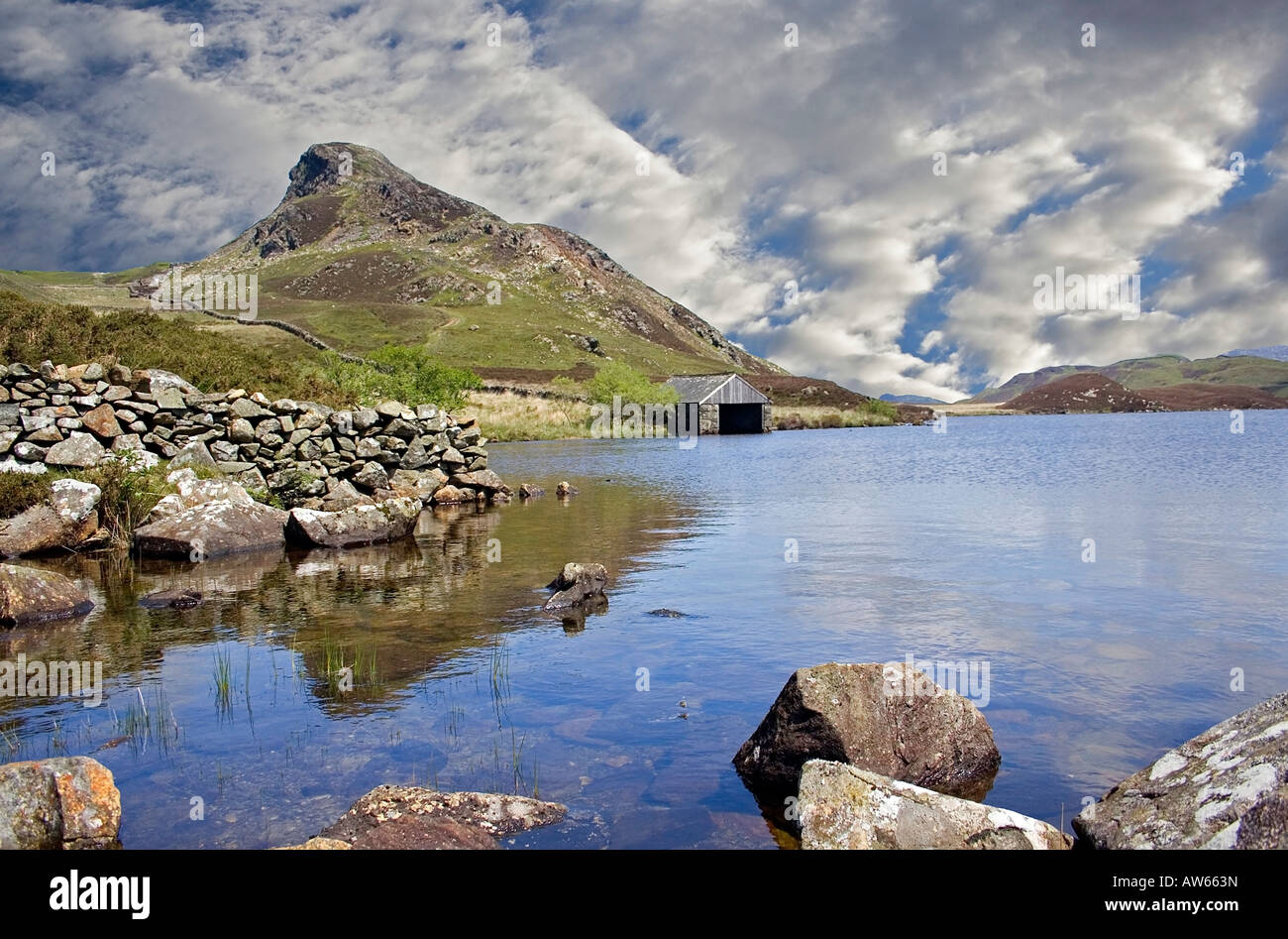 Lago nel Parco Nazionale di Snowdonia vicino a Blaenau Ffestiniog Foto Stock