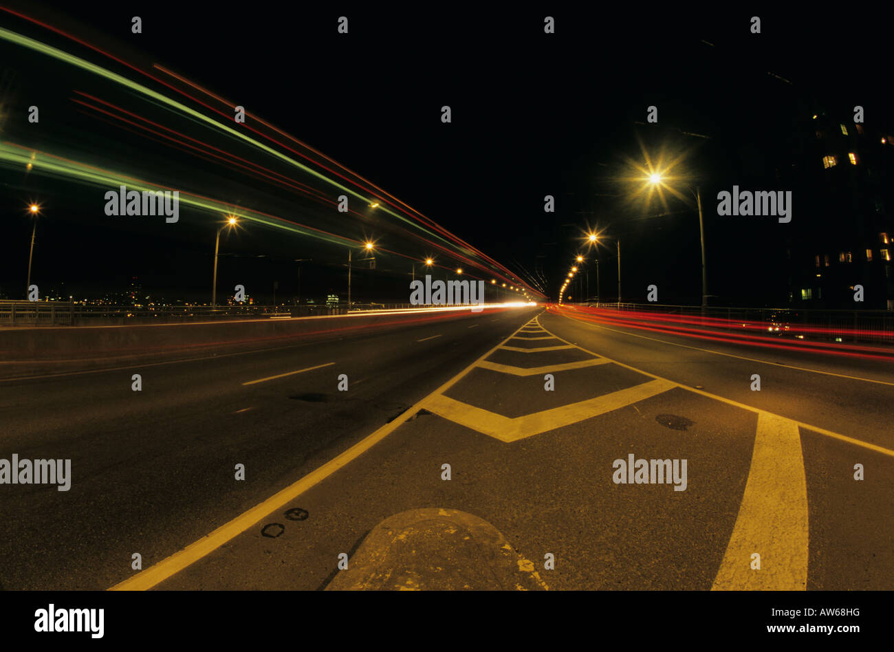 Il traffico di notte Granville Street Bridge Vancouver British Columbia Foto Stock