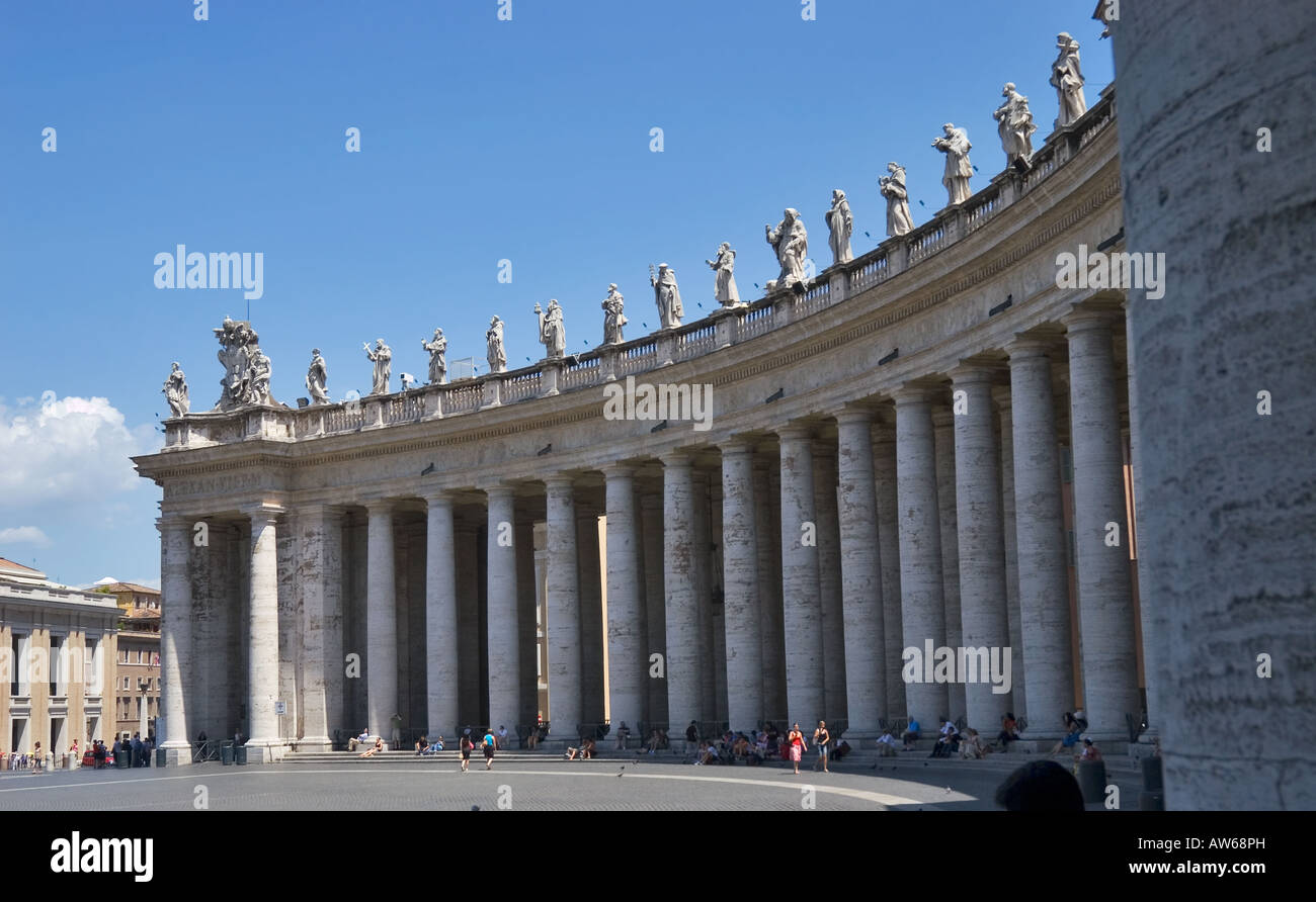 Colonne Il Colonnato Del Bernini In Piazza San Pietro Foto Stock Alamy