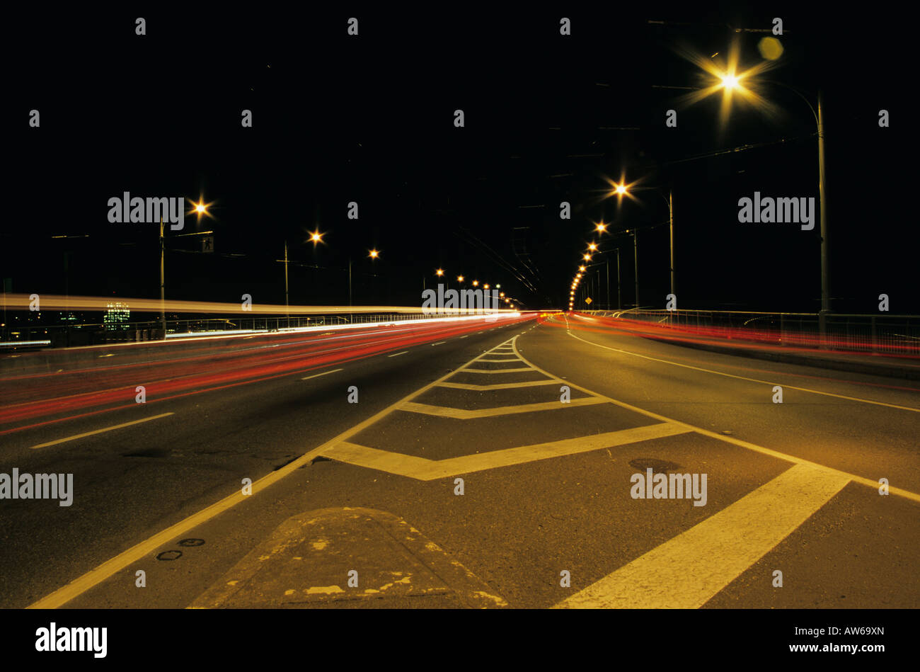 Il traffico di notte Granville Street Bridge Vancouver British Columbia Foto Stock