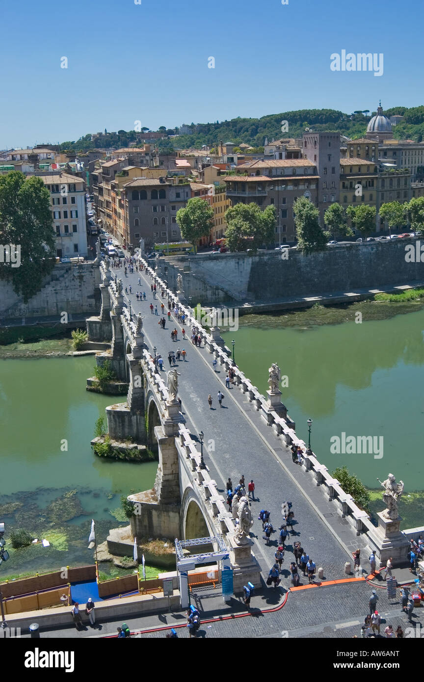 Vista da Castel Sant' Angelo e il Ponte Sant' Angelo oltre il fiume Tevere a Roma Italia Foto Stock