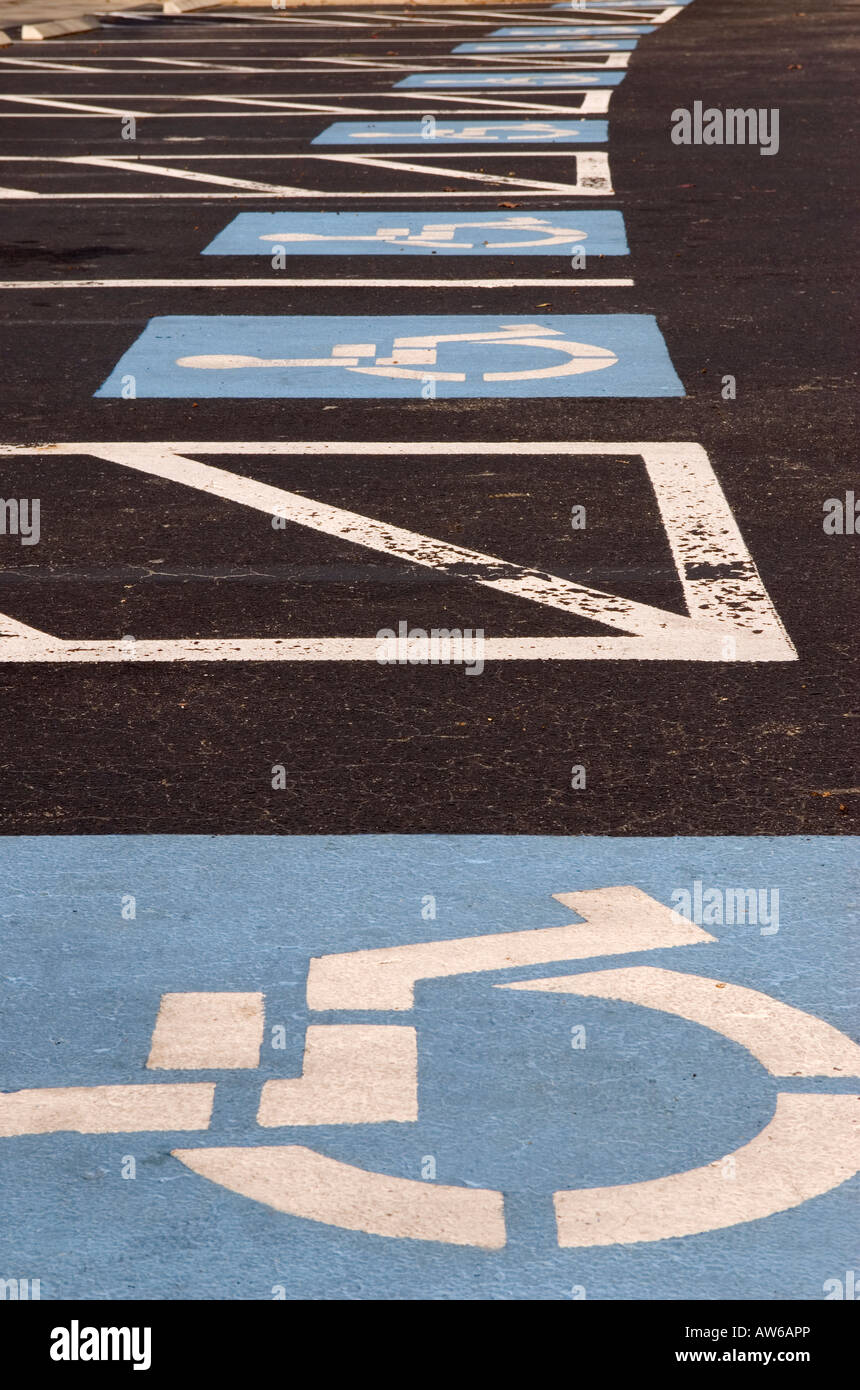 Fila di portatori di handicap di spazi di parcheggio USA Foto Stock