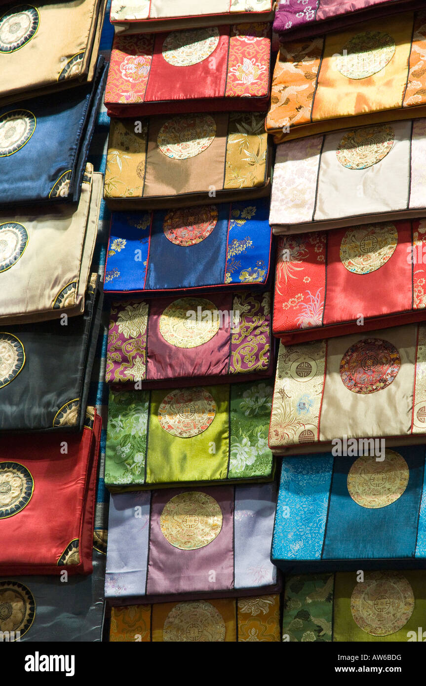 Sacchetti di seta, Temple Street Market, Kowloon, Repubblica Popolare di Cina. Foto Stock