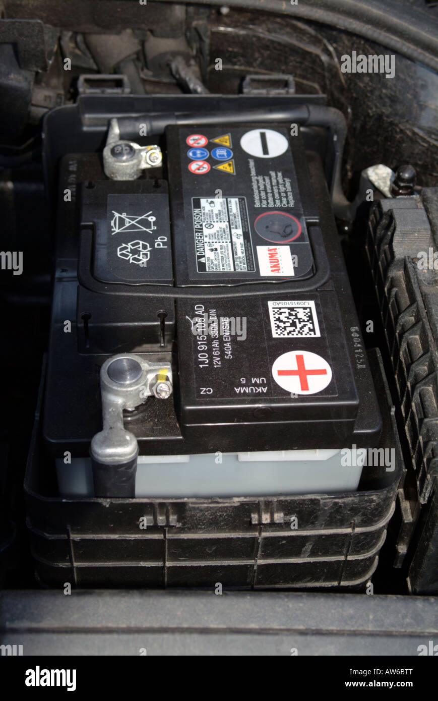 Una batteria auto al piombo-acido con i morsetti positivo e negativo chiaramente contrassegnati Foto Stock