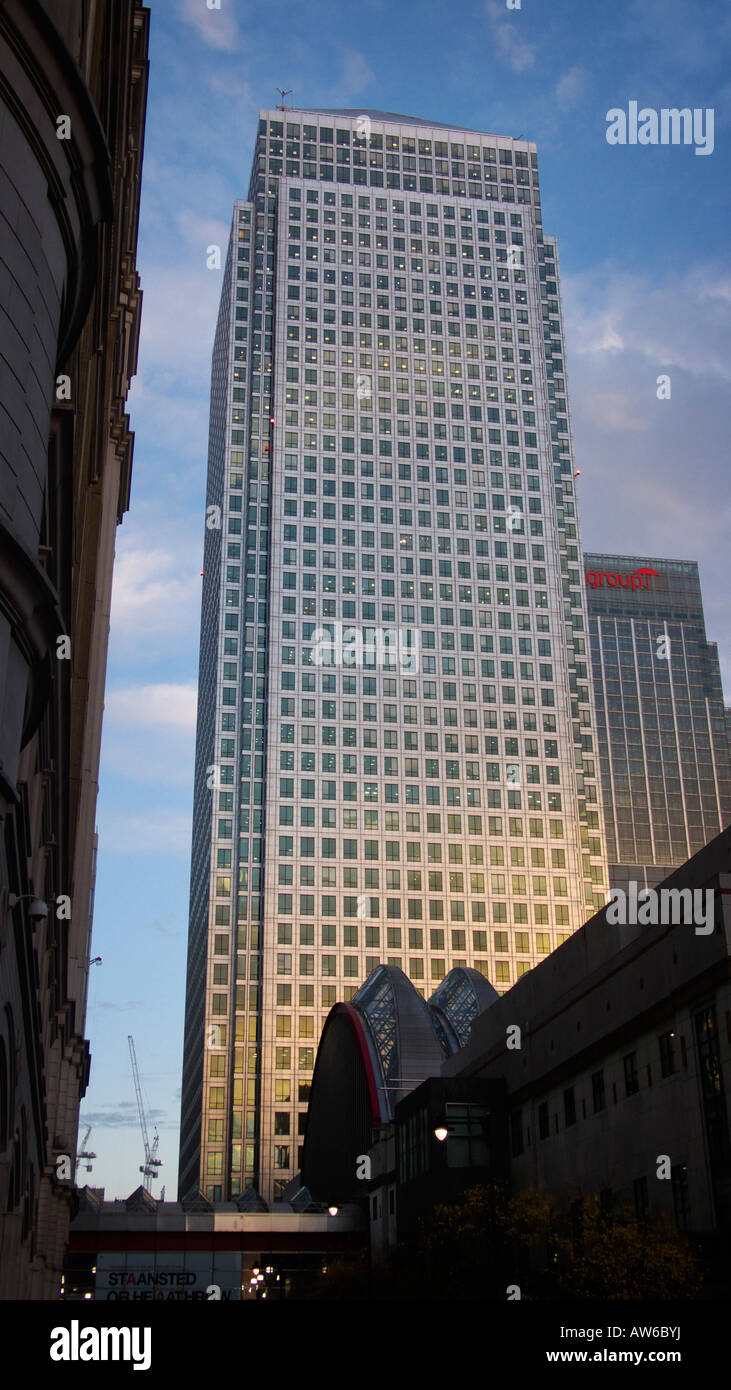 Cabot posto nelle Docklands di Londra con la Canary Wharf Tower edificio di Citigroup e HSBC HQ Foto Stock