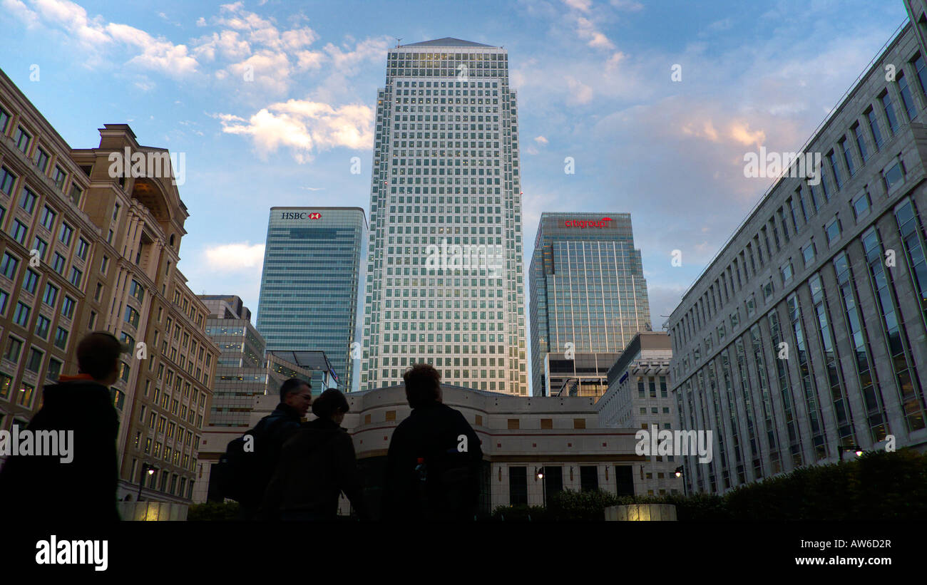 Cabot posto nelle Docklands di Londra con la Canary Wharf Tower edificio di Citigroup e HSBC HQ Foto Stock