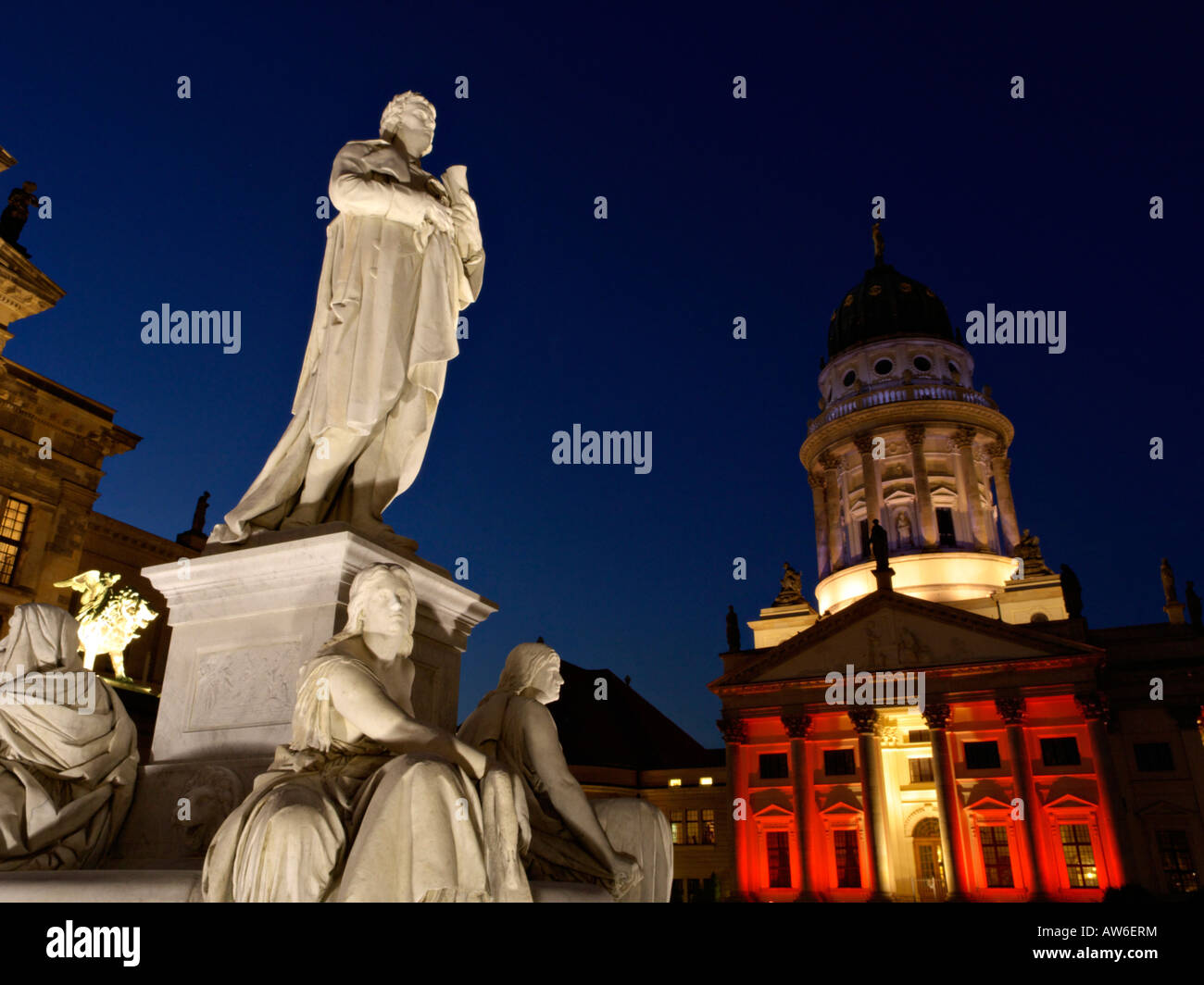 Il monumento a Schiller e cattedrale francese, Gendarmenmarkt Berlin, Germania Foto Stock