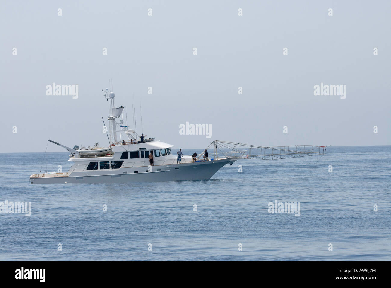 L'estensione fuori dalla prua di questo commerciale peschereccio è harpooning per il pesce spada, Isola Catalina, California, Stati Uniti d'America. Foto Stock