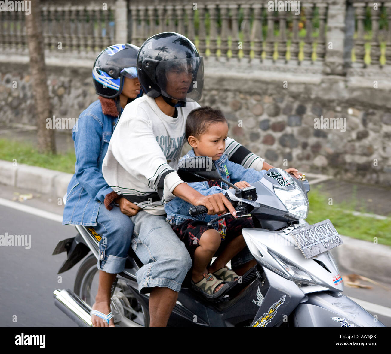 Famiglia Balinese su una moto Bali Indonesia Foto Stock