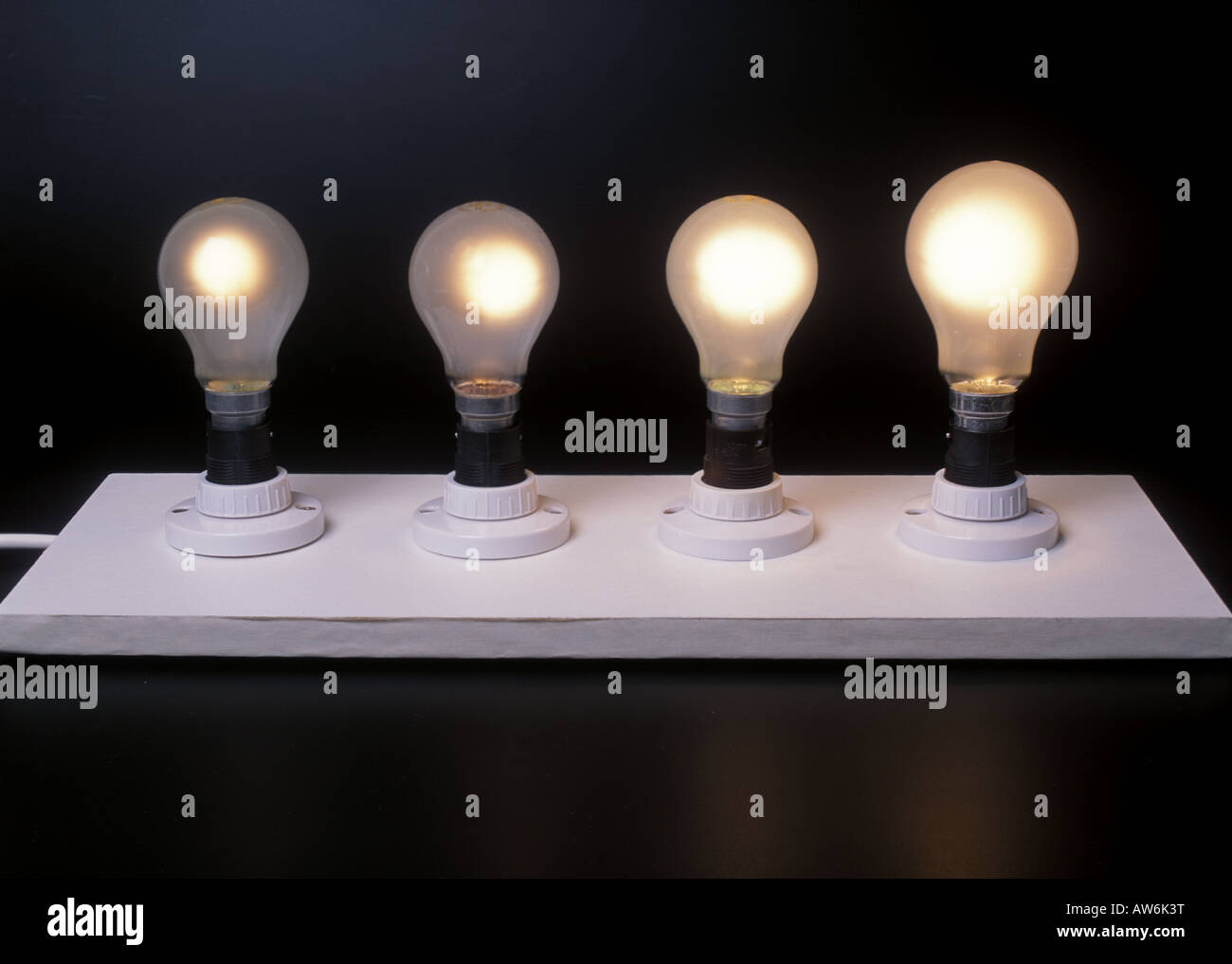 Quattro diversi wattaggio lampadine luce 40W 60W 100W 150w Foto Stock