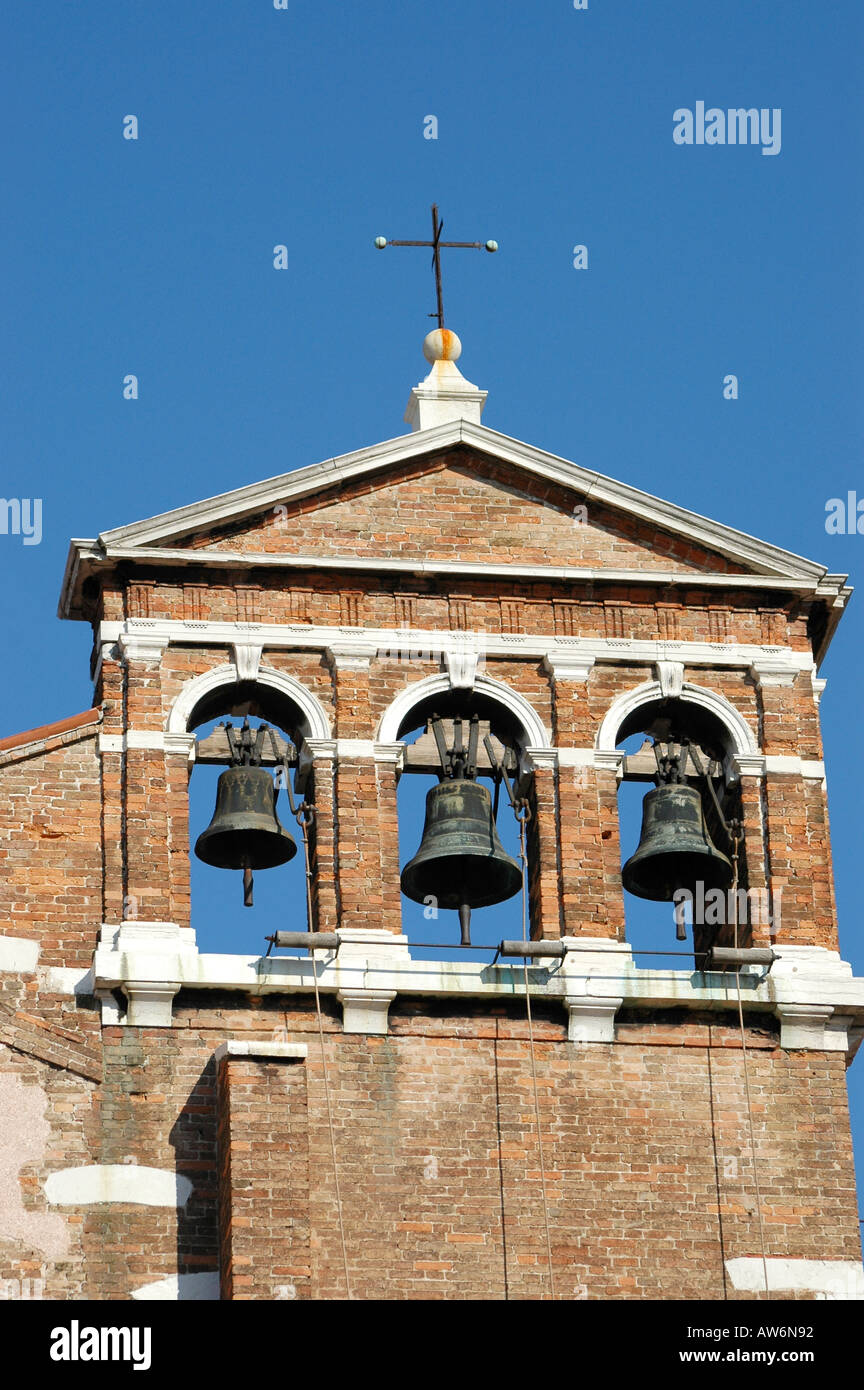 Parte superiore del campanile della chiesa Foto Stock