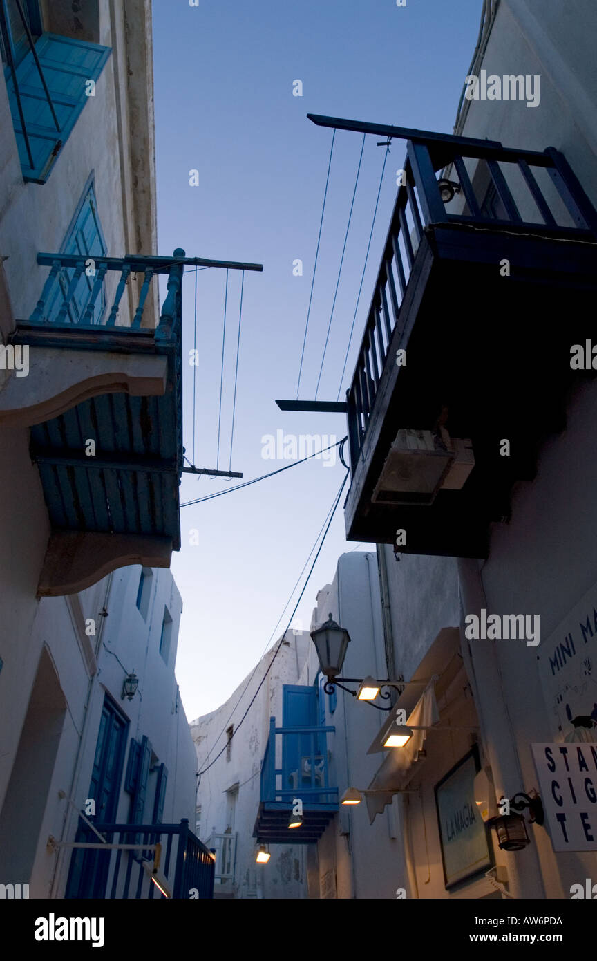 Il balcone di ogni camera si affaccia su una strada stretta a Mykonos città sull'isola di Mykonos, Grecia. Foto Stock