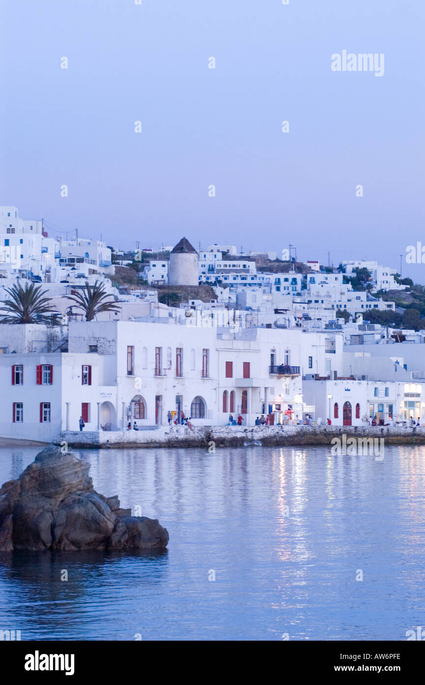 Twilight cade nella città di Mykonos nelle isole greche. Foto Stock
