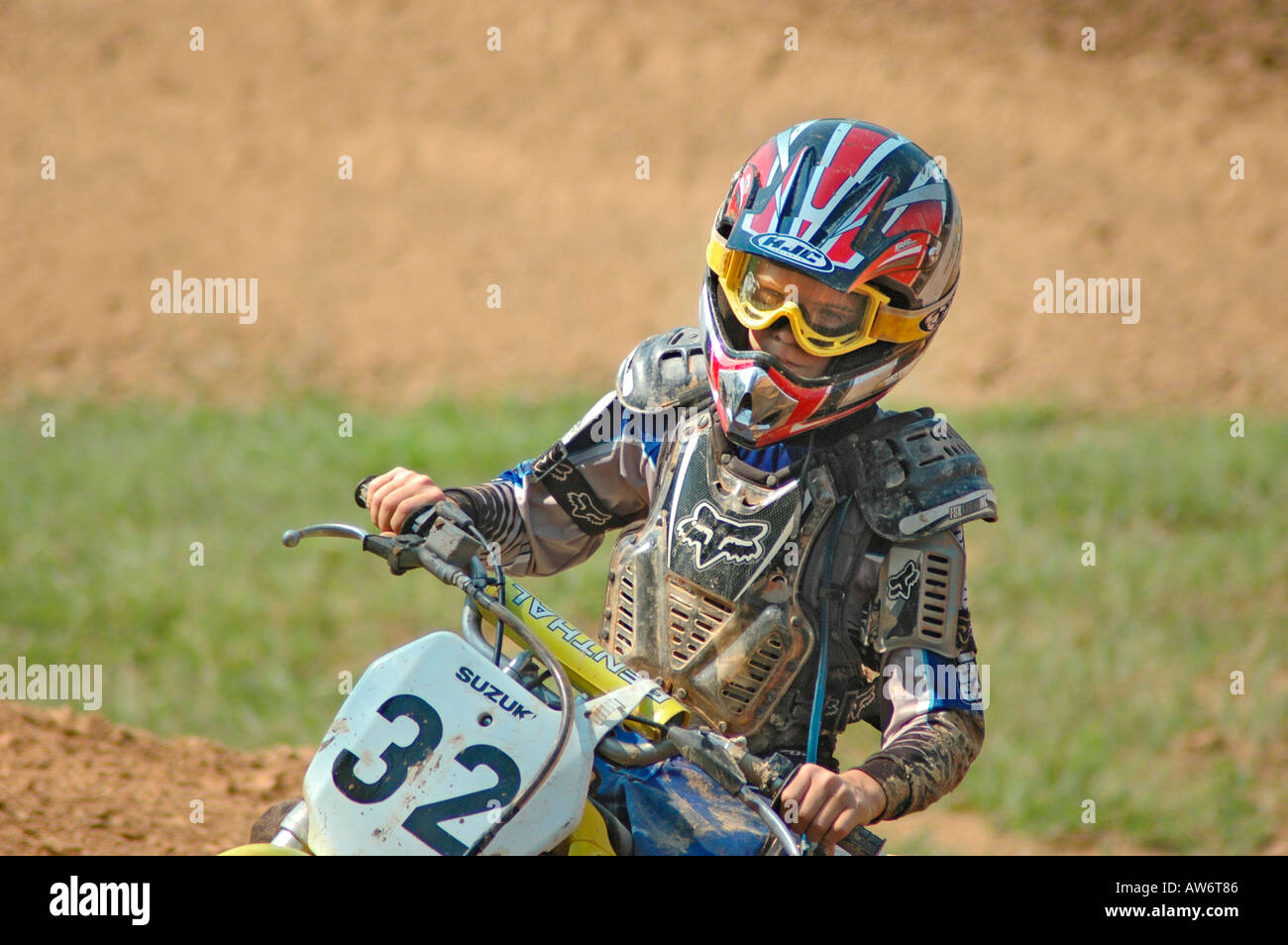 Ciclo di MX i piloti e gli indumenti di protezione in corrispondenza della pista su sterrato in North Georgia USA America praticando per gara teens Foto Stock