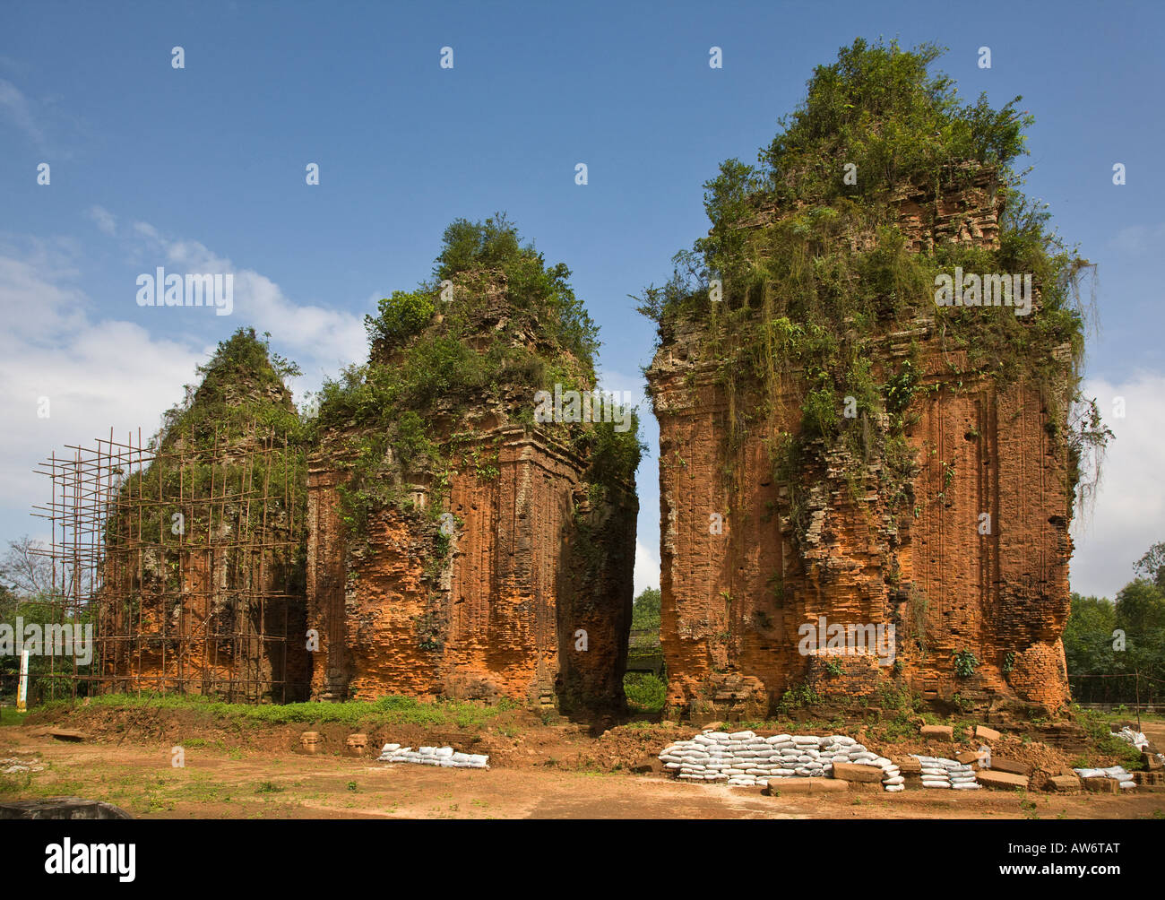 Tre antichi templi CHAM all'interno del CHIEN DANG ROVINE TAM KY VIETNAM Foto Stock