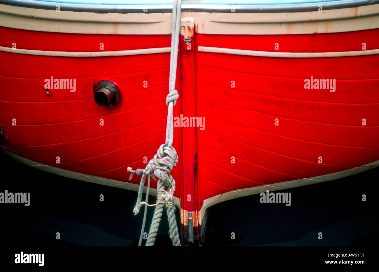 Gozzi Boats Marina grande Waterfront Capri Italia // CAPRI, Italia - tradizionali barche in legno ormeggiate sul lungomare di Marina grande. Le navi colorate, conosciute come gozzi, galleggiano nelle acque cristalline del porto. Foto Stock