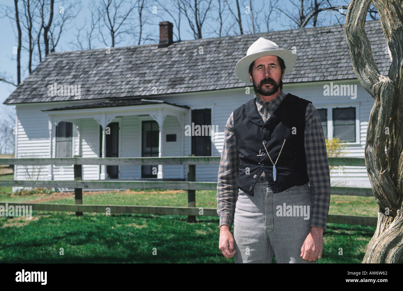 Un re-enactor svolge il ruolo di Frank James a Jesse James Farm e Museo a Kearney, Missouri. Foto Stock