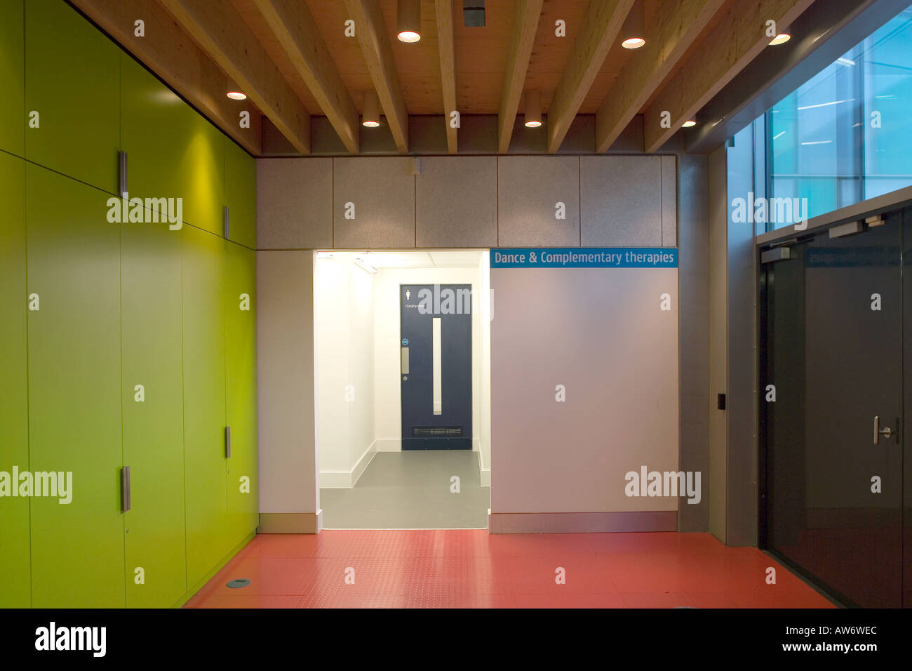 Idea Store, Whitechapel, Londra, 2005. Ingresso alla danza e terapie in omaggio. Architetto: Adjaye/Associates Foto Stock