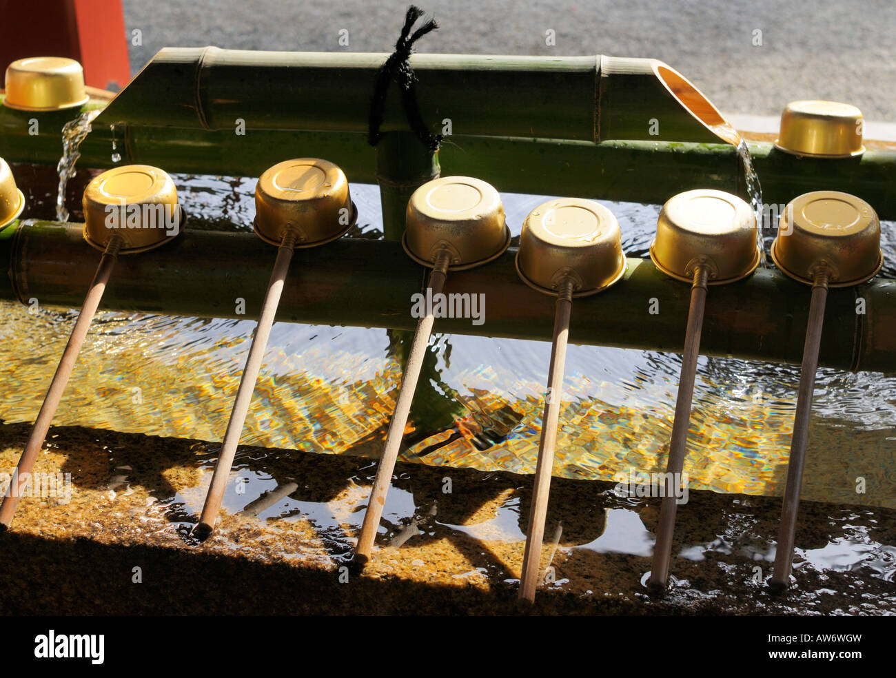 Siviere su una fontana di purificazione (chōzubachi) a Kamakura JP Foto Stock