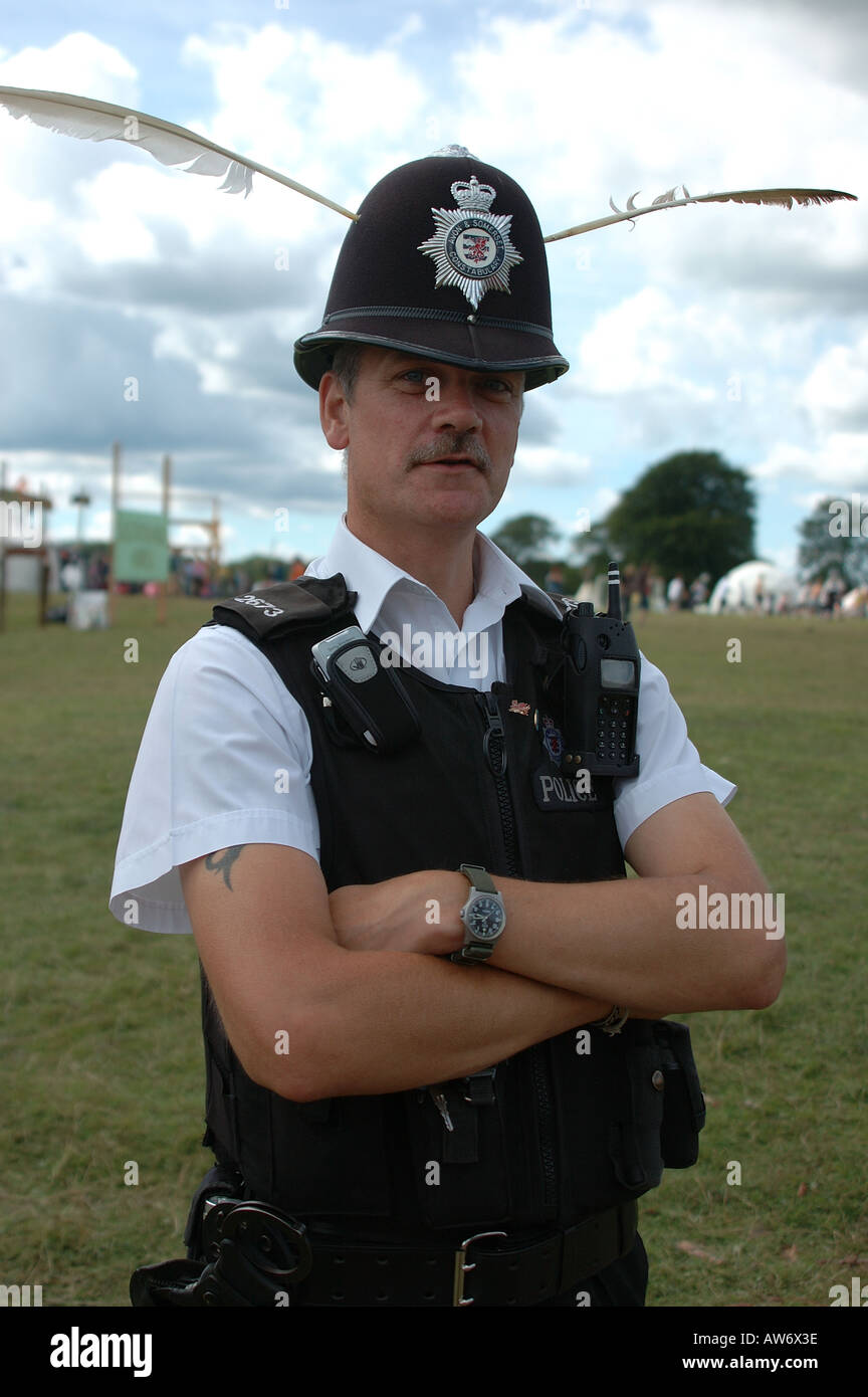 Funzionario di polizia con le piume nel suo casco al grande raduno verdi festival, somerset, Regno Unito Foto Stock