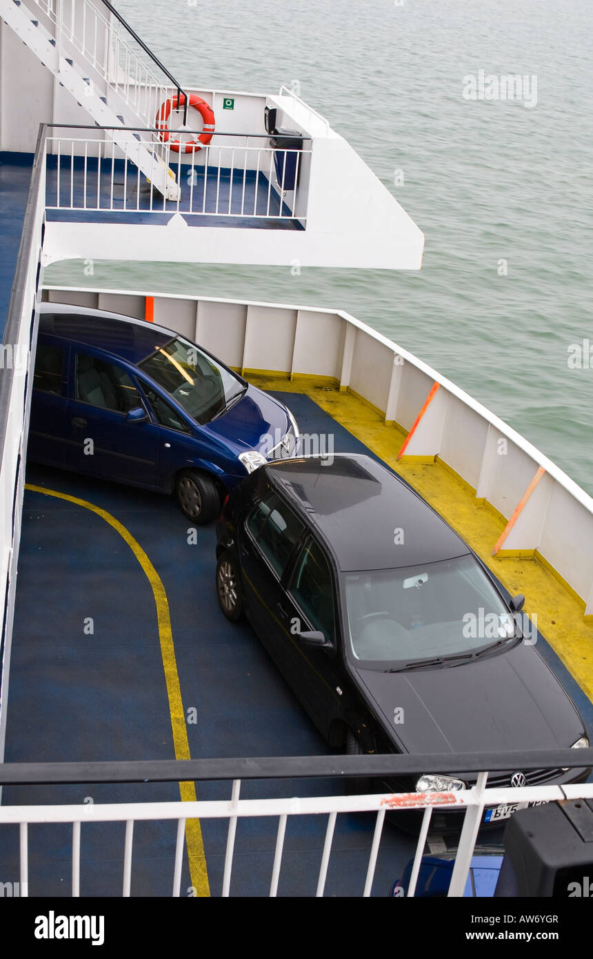 Le vetture vengono trasportati sul traghetto Foto Stock