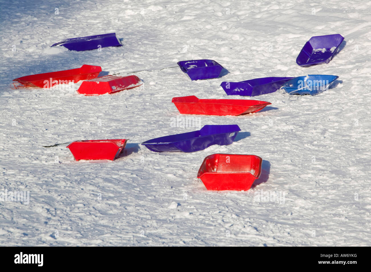 Slitte di plastica in inverno a Saariselka il nord della Finlandia Foto Stock