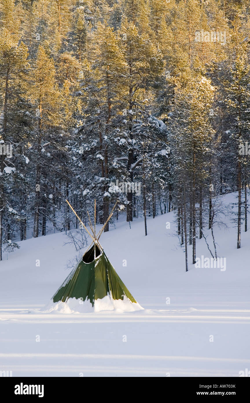 Un tepee shelter in inverno a Saariselka il nord della Finlandia Foto Stock