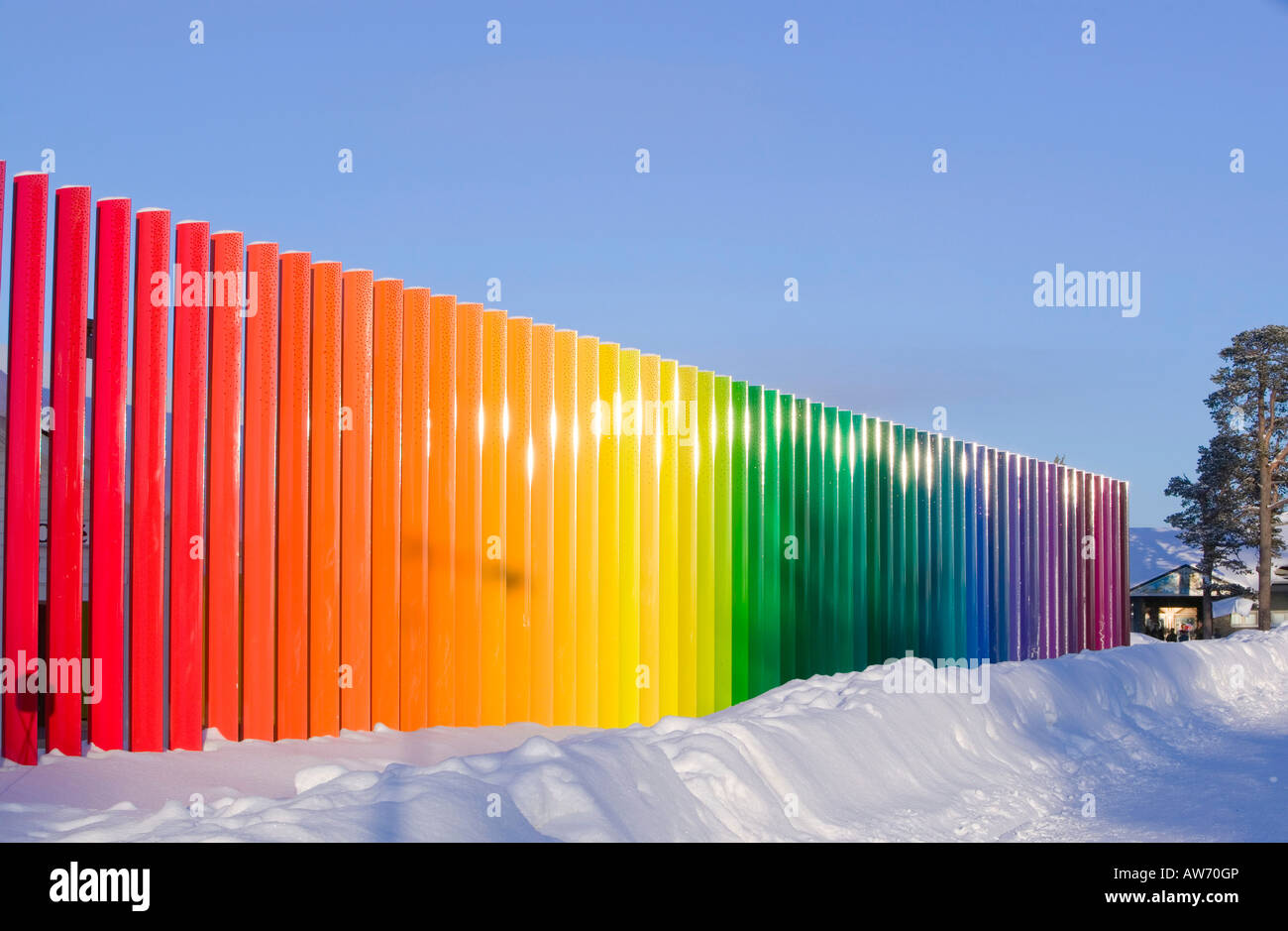 Un arcobaleno di recinzione in visualizzazione Saariselka nel nord della Finlandia Foto Stock