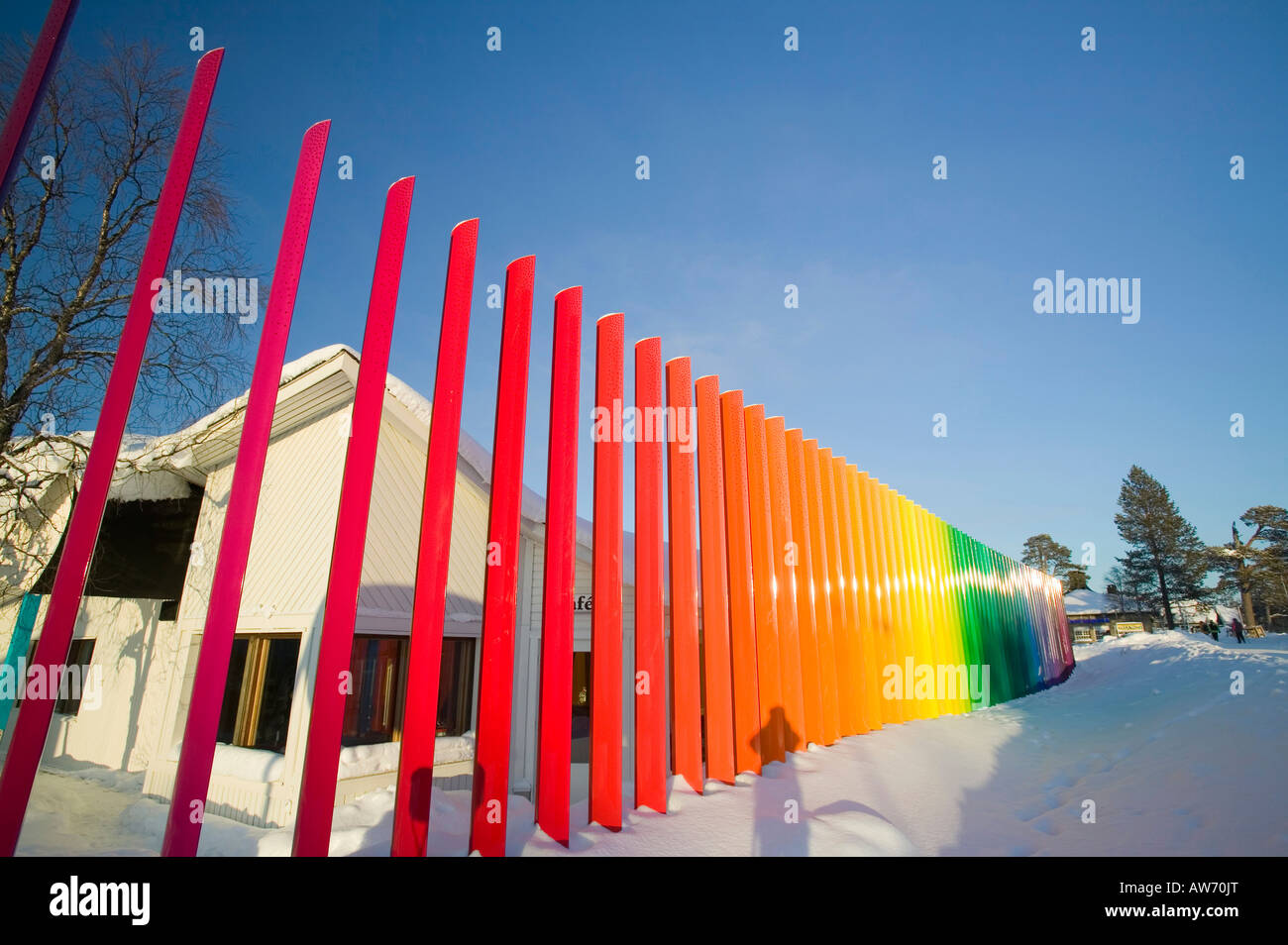 Un arcobaleno di recinzione in visualizzazione Saariselka nel nord della Finlandia Foto Stock