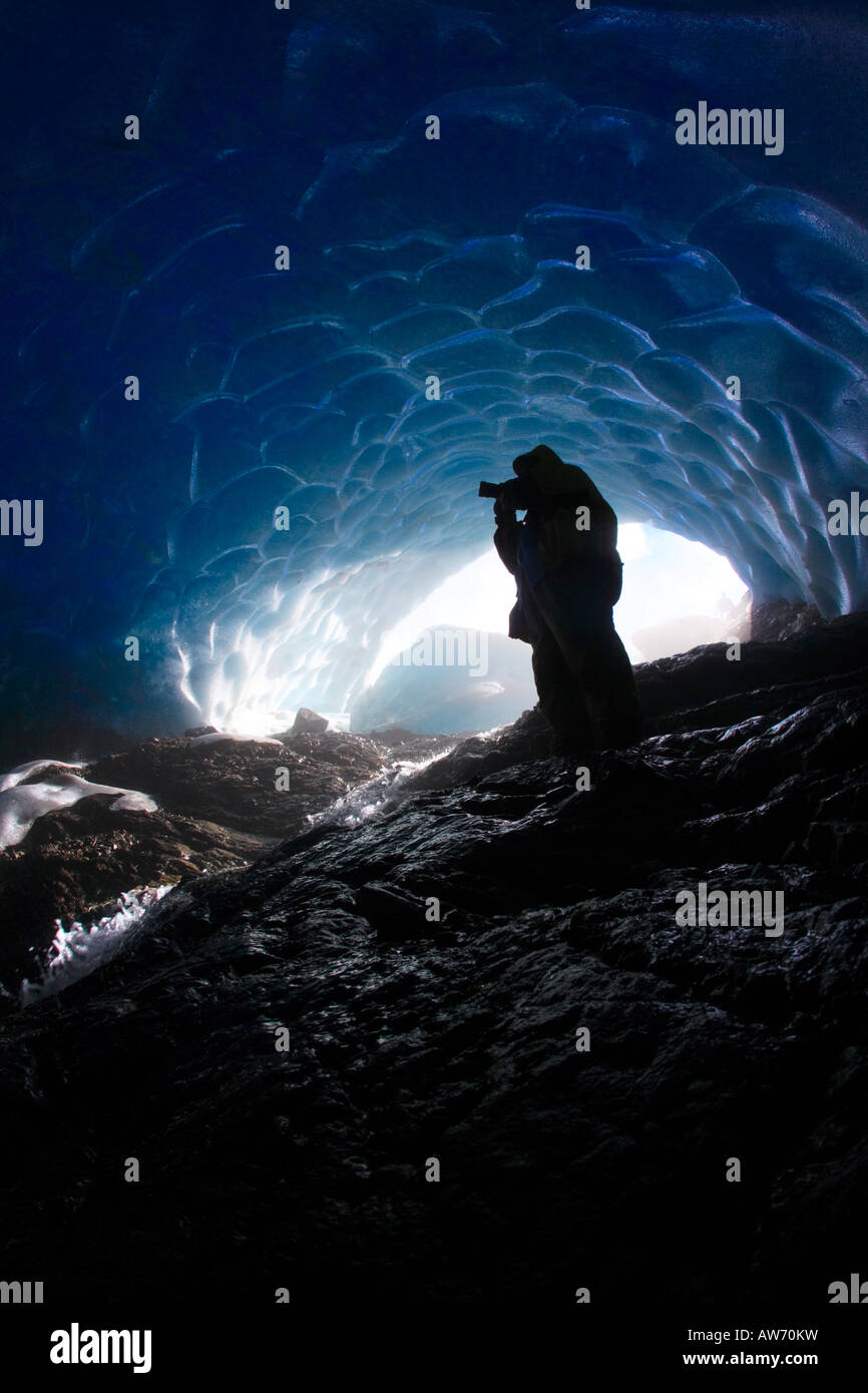 Persona in una caverna di ghiaccio Foto Stock