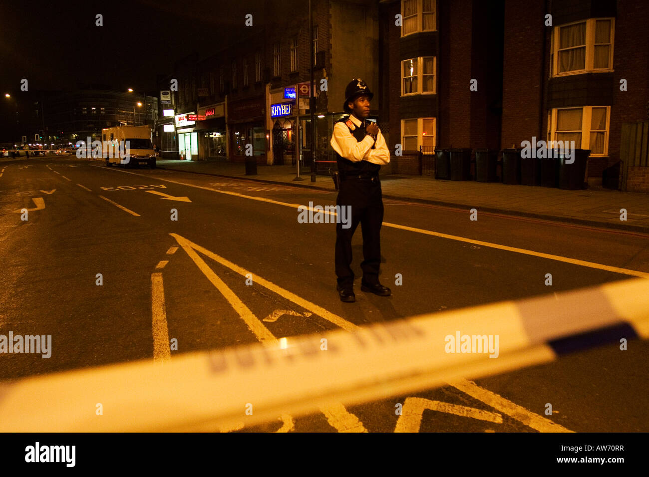 Un poliziotto su South Lambeth Road a Stockwell incrocio dopo le parti della strada sono state chiuse a causa di un accoltellato nei pressi di Stockwell Foto Stock