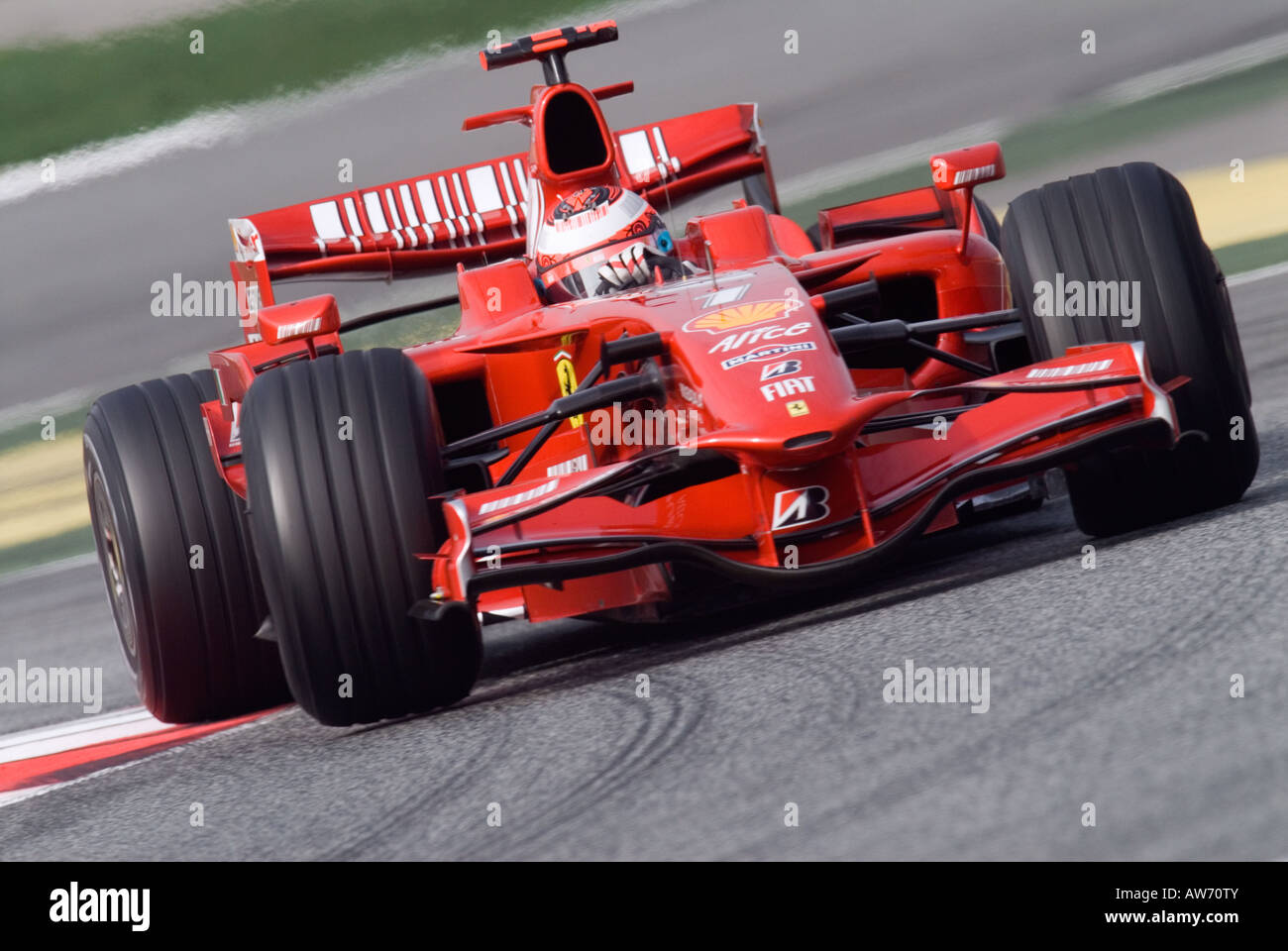 Kimi Raikkoenen fin nel Ferrari F2008 racecar durante la Formula 1 sessioni di prove sul Circuito de Catalunya Foto Stock