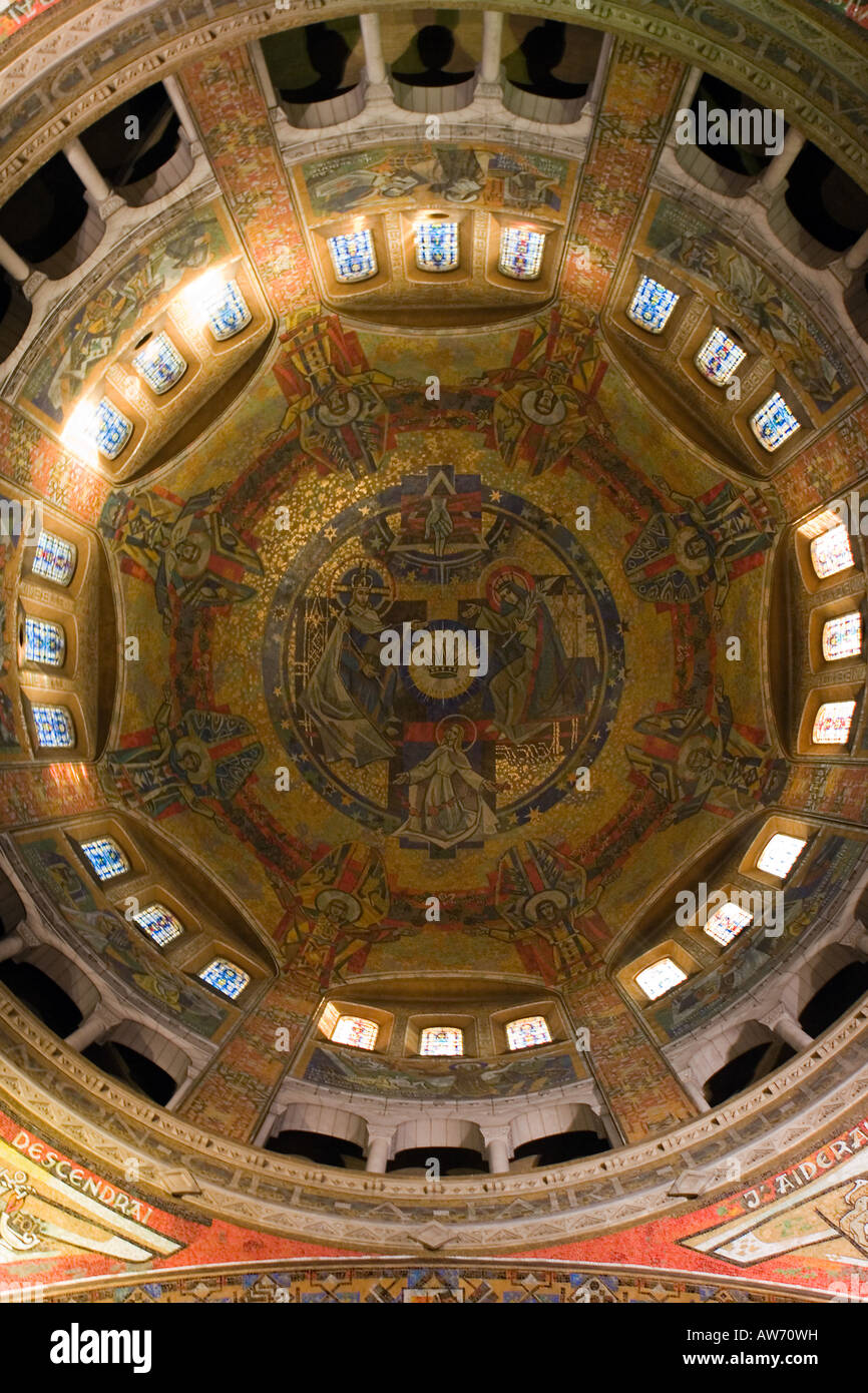 Vista interna guardando verso l'alto in corrispondenza della cupola della Basilica di Santa Teresa di Lisieux Foto Stock