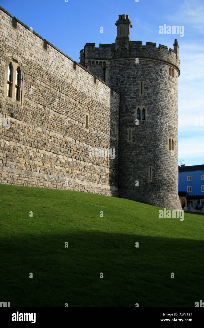 Coprifuoco torre, il Castello di Windsor e visto da Thames Street. Foto Stock