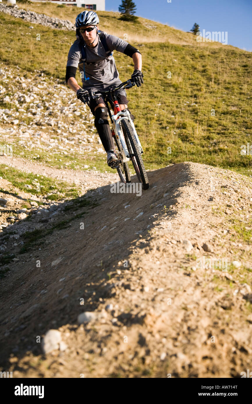 L'uomo equitazione mountain bike verso il basso un berm cote 2000 piste da sci Villard de Lans francia Foto Stock