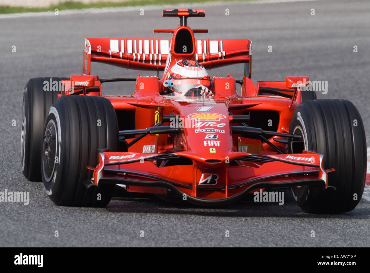 Kimi Raikkoenen fin nel Ferrari F2008 racecar durante la Formula 1 sessioni di prove sul Circuito de Catalunya Foto Stock