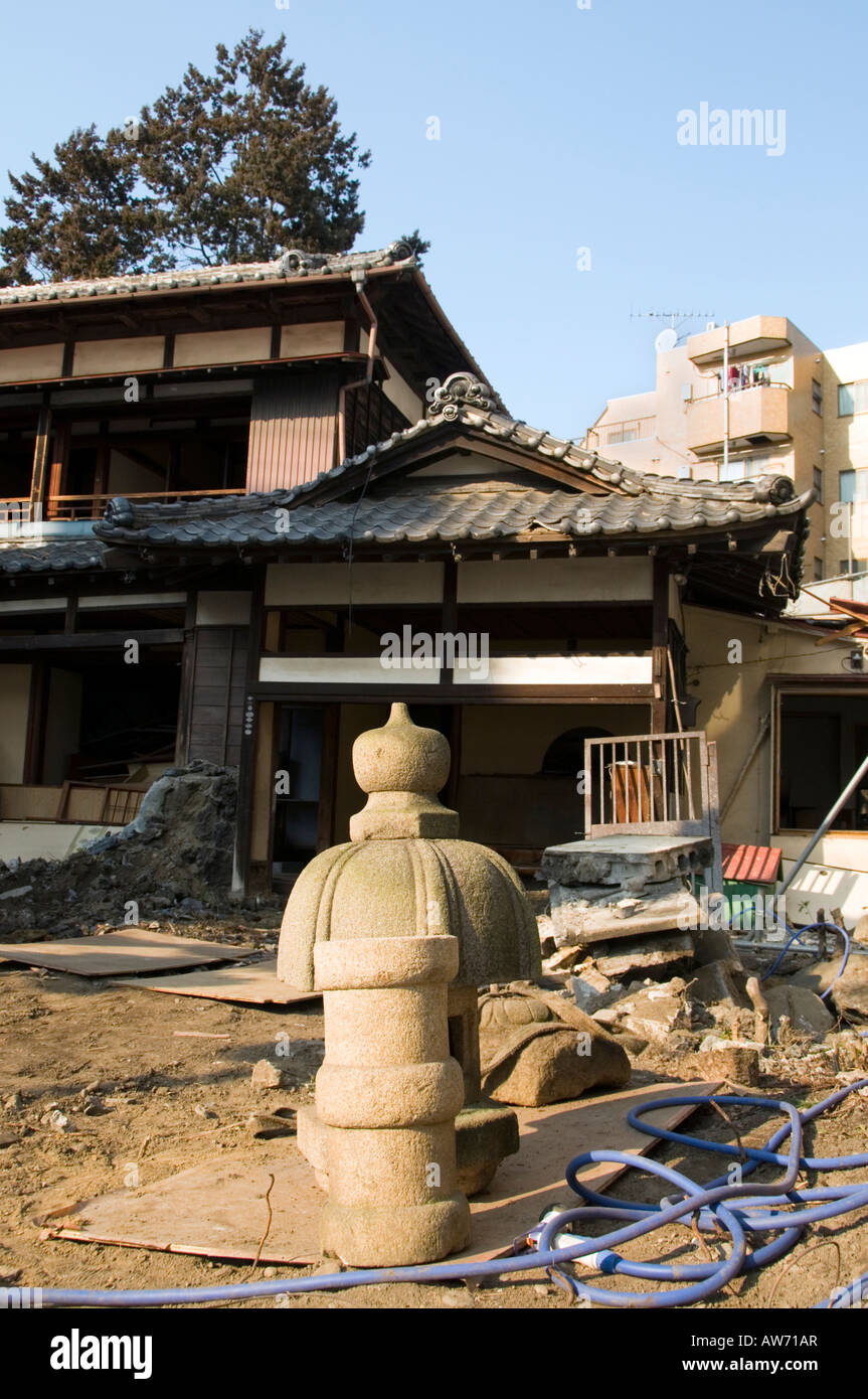 Edificio tradizionale per essere demolita per costruire un blocco di appartamenti in Tamagawacho Chofu Tokyo Giappone Foto Stock