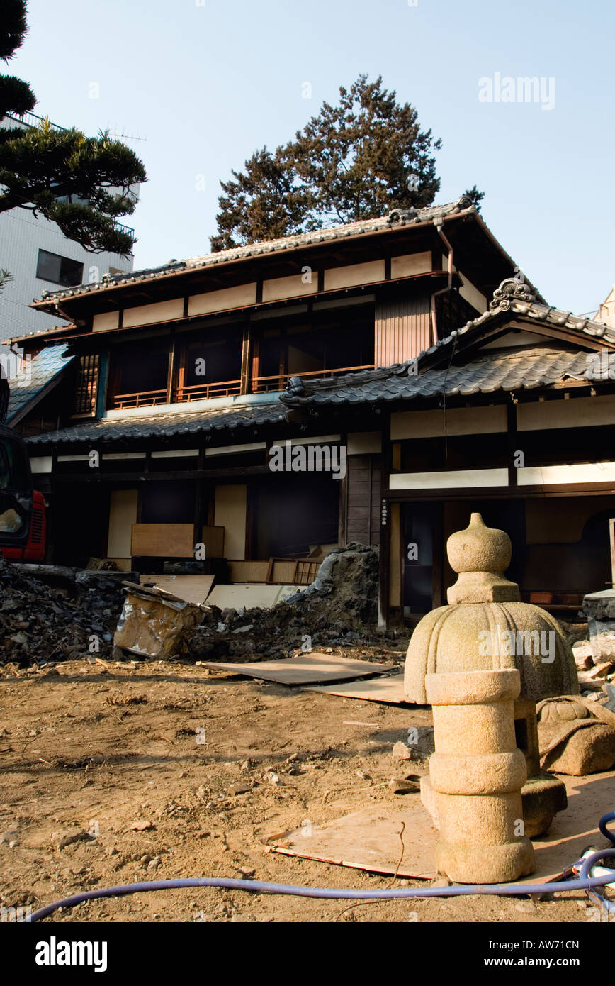 Edificio tradizionale per essere demolita per costruire un blocco di appartamenti in Tamagawacho Chofu Tokyo Giappone Foto Stock