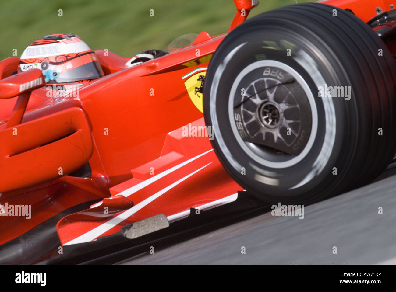 Kimi Raikkoenen fin nel Ferrari F2008 racecar durante la Formula 1 sessioni di prove sul Circuito de Catalunya Foto Stock