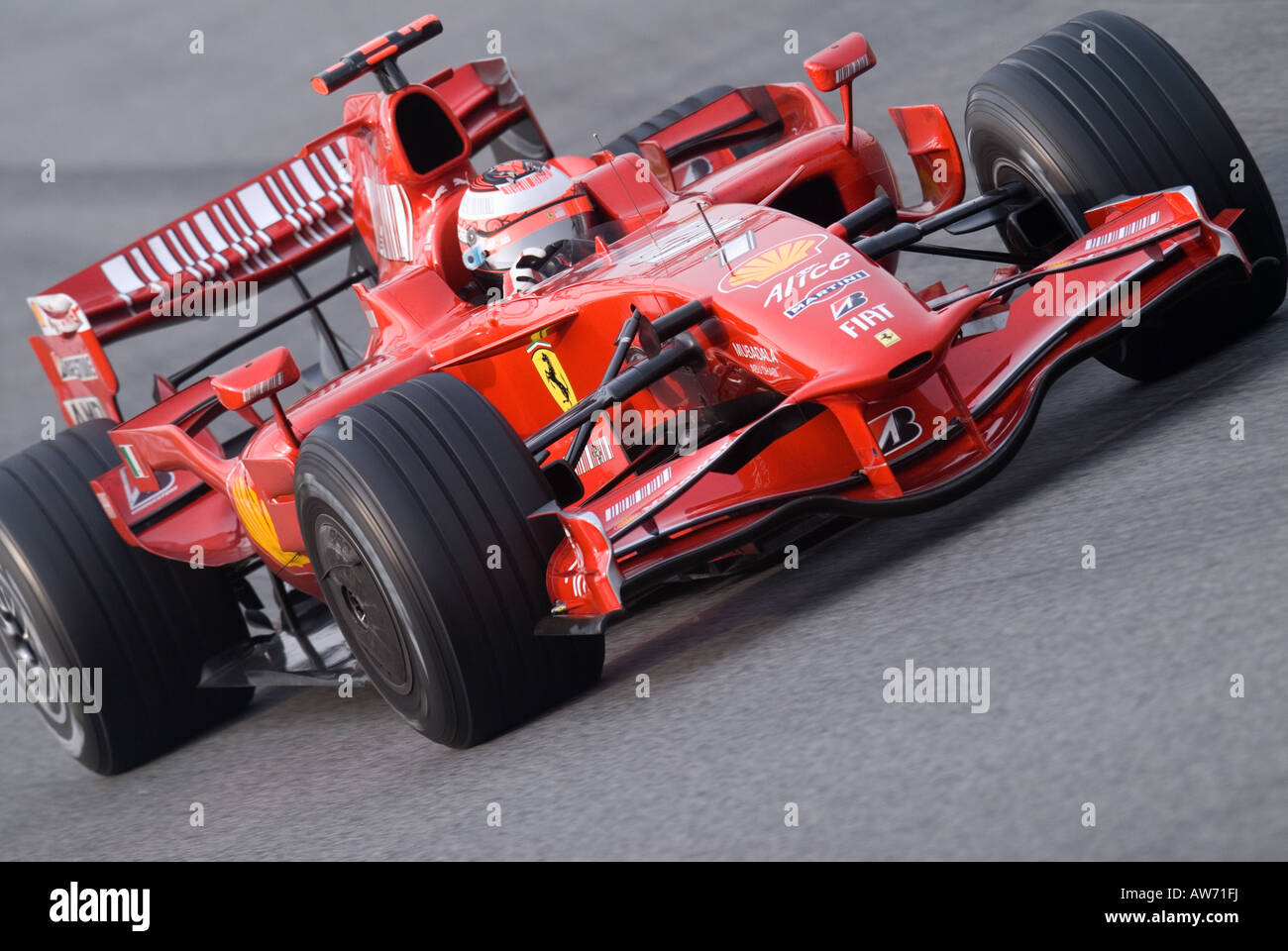 Kimi Raikkoenen fin nel Ferrari F2008 racecar durante la Formula 1 sessioni di prove sul Circuito de Catalunya Foto Stock
