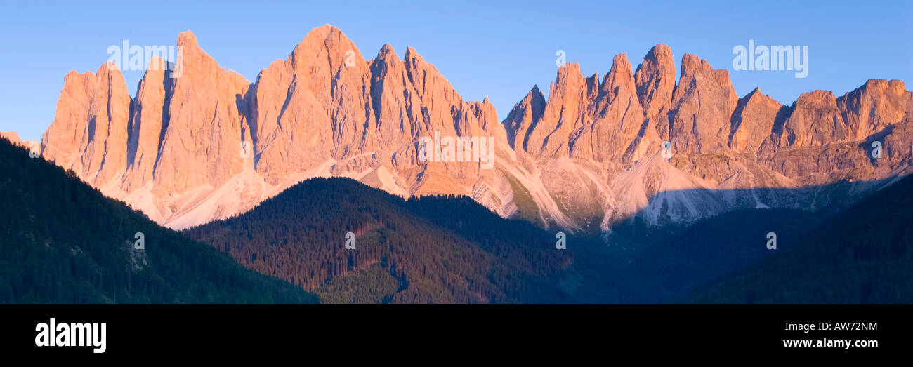 Santa Maddalena in Val di Funes, Trentino-Alto Adige, Italia. Le Odle cime al tramonto. Foto Stock