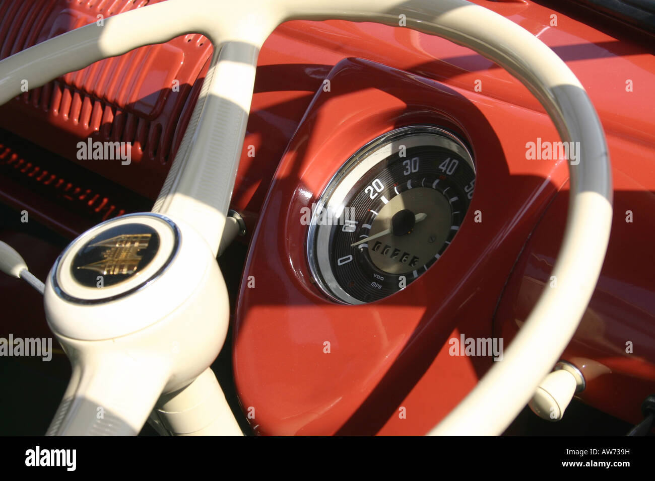 L'interno di una Volkswagen Camper Van mostrando i driver Volante e Speedo Foto Stock