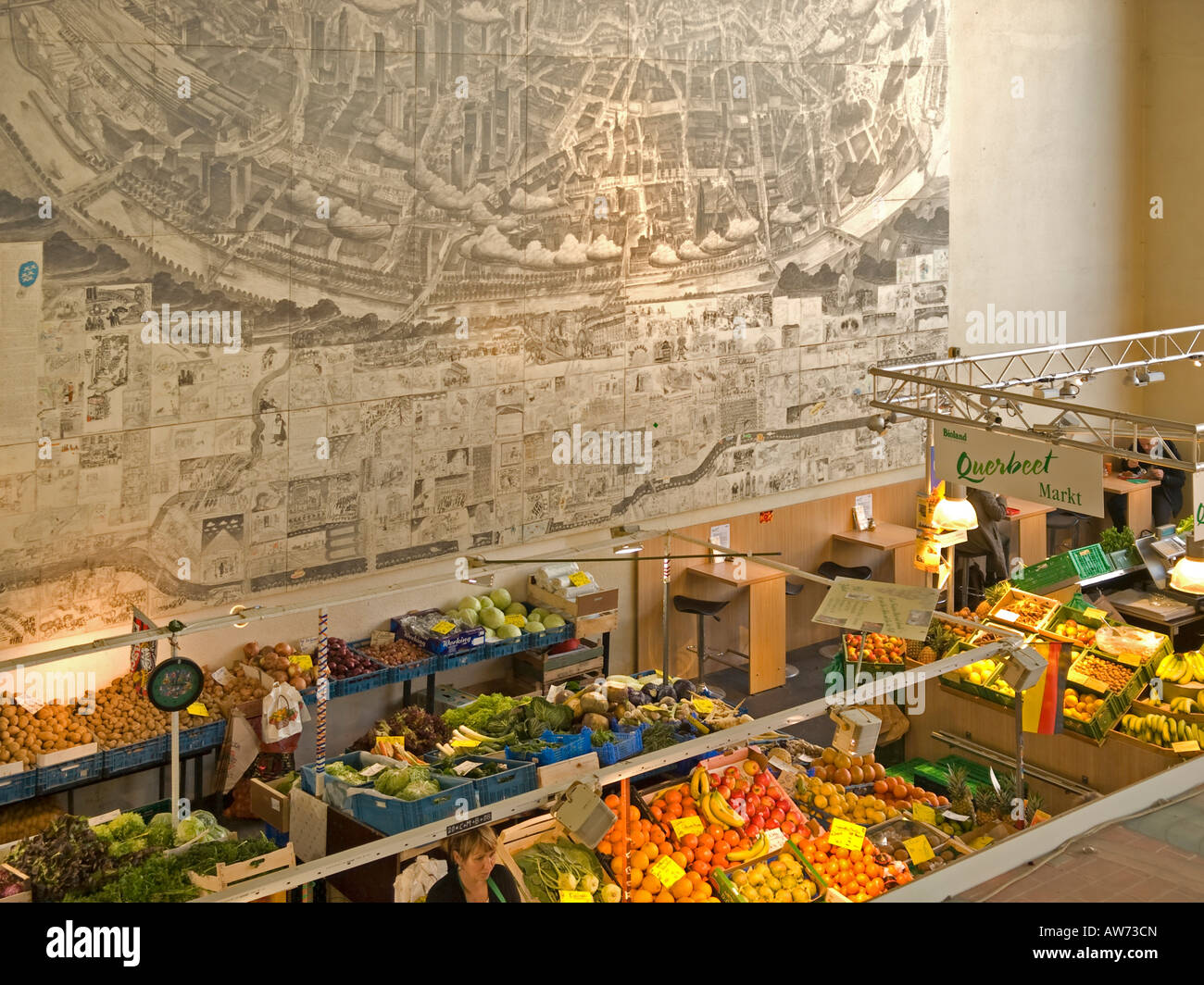 Vegetali per la vendita nel mercato Kleinmarkthalle hall in Frankfurt am Main Hesse Germania Foto Stock